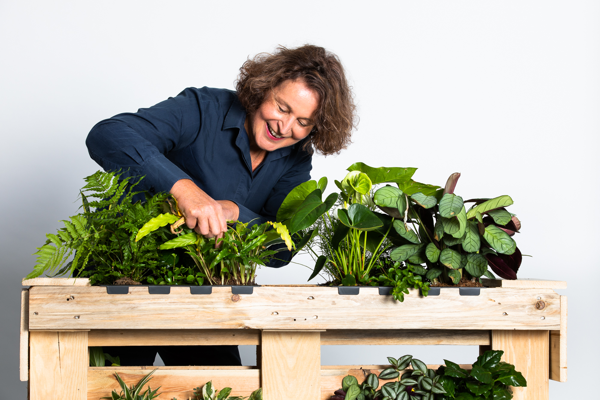 Frau mit Blumenkasten aus Paletten
