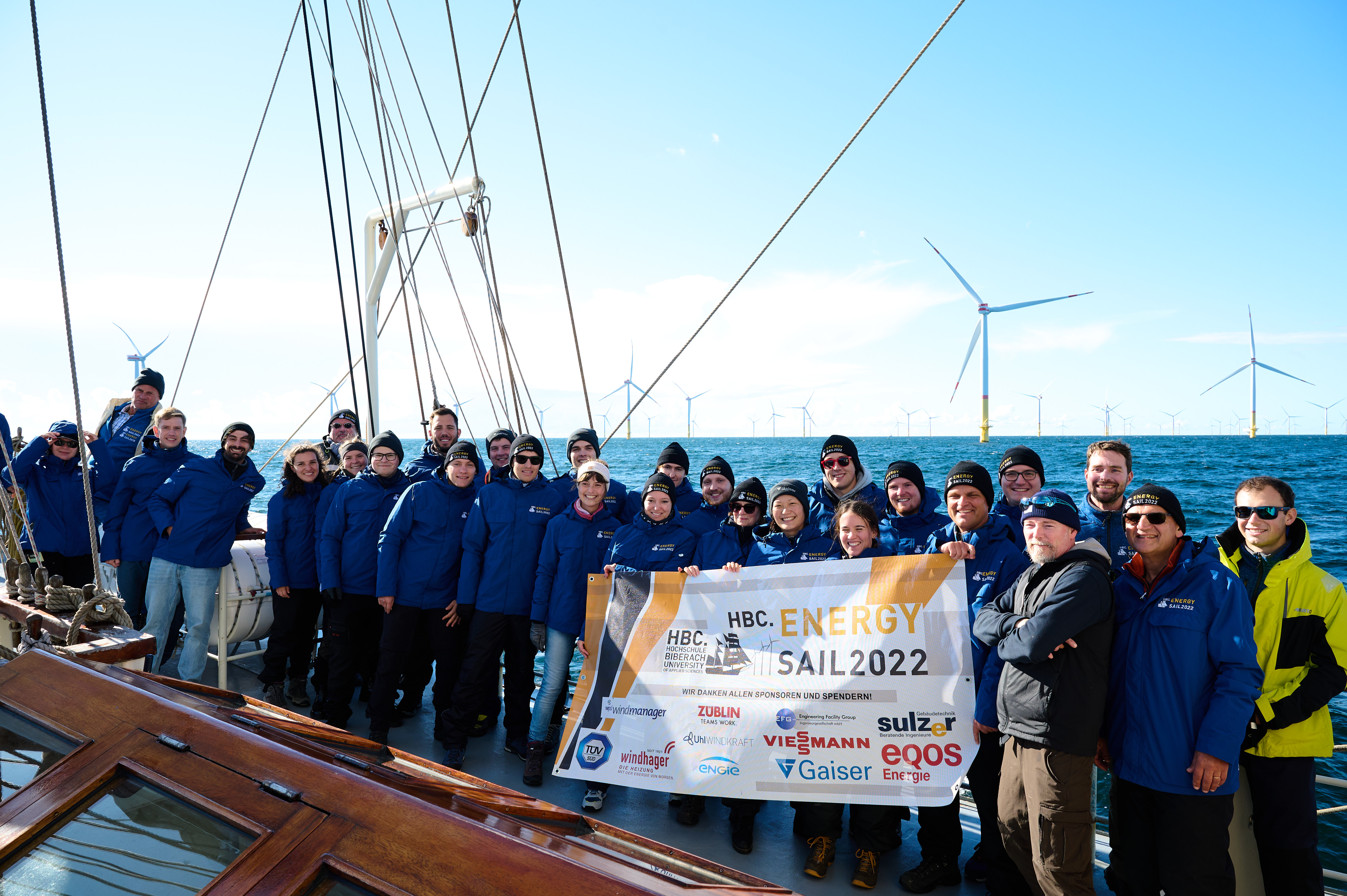 Gruppenbild auf Segelboot