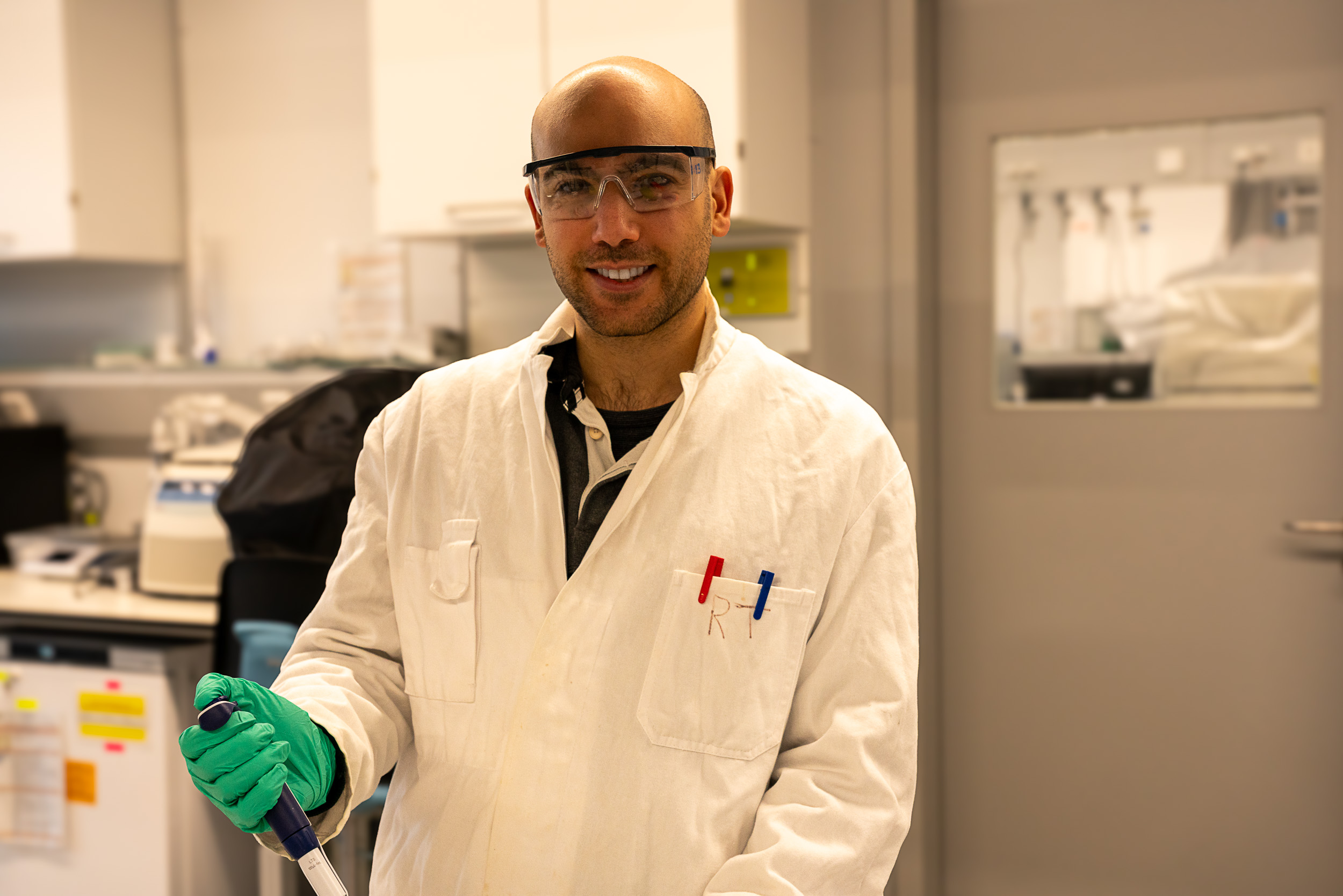 Mann arbeitet im labor