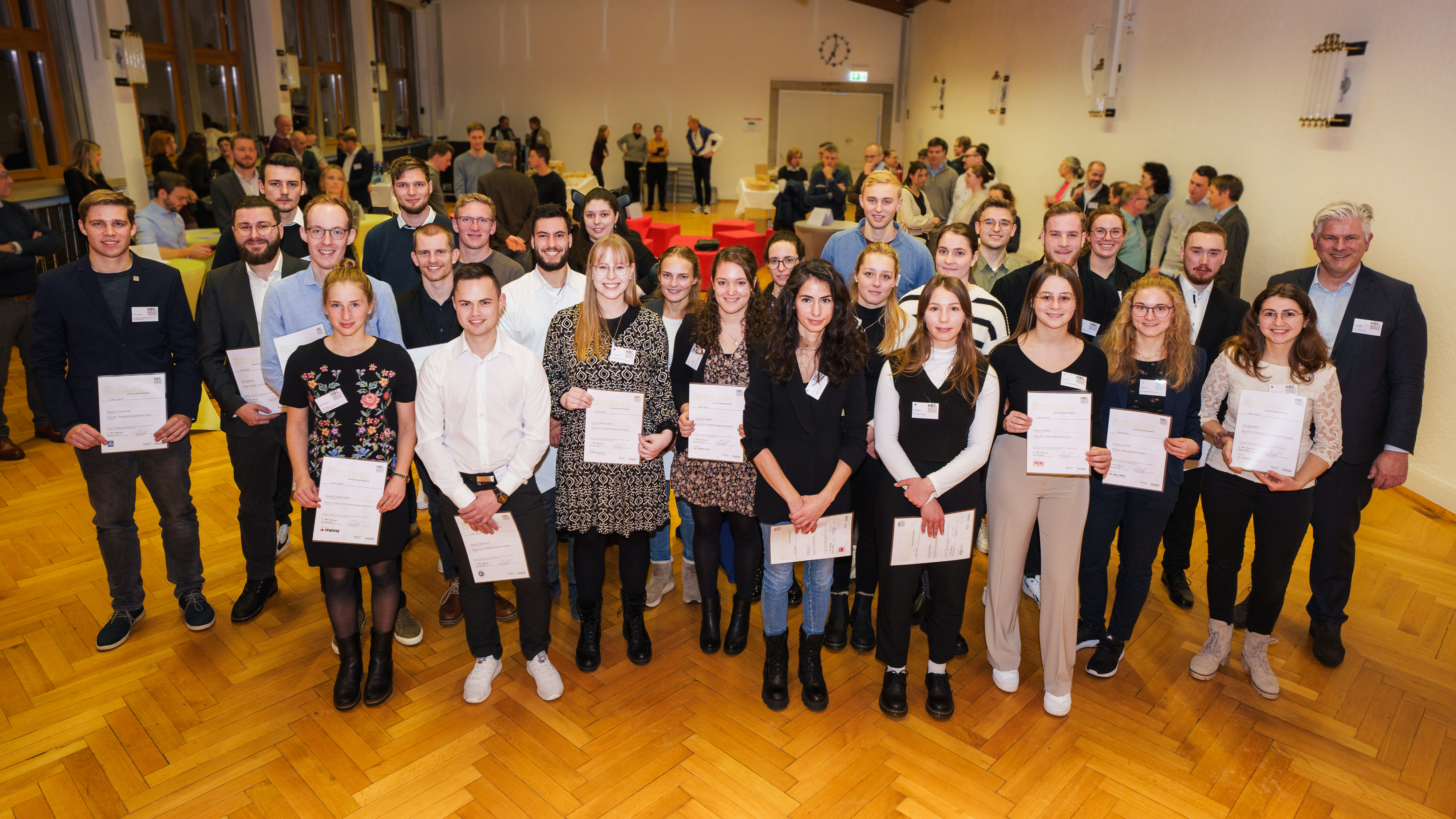 Gruppenbild von Studierenden im Stehen