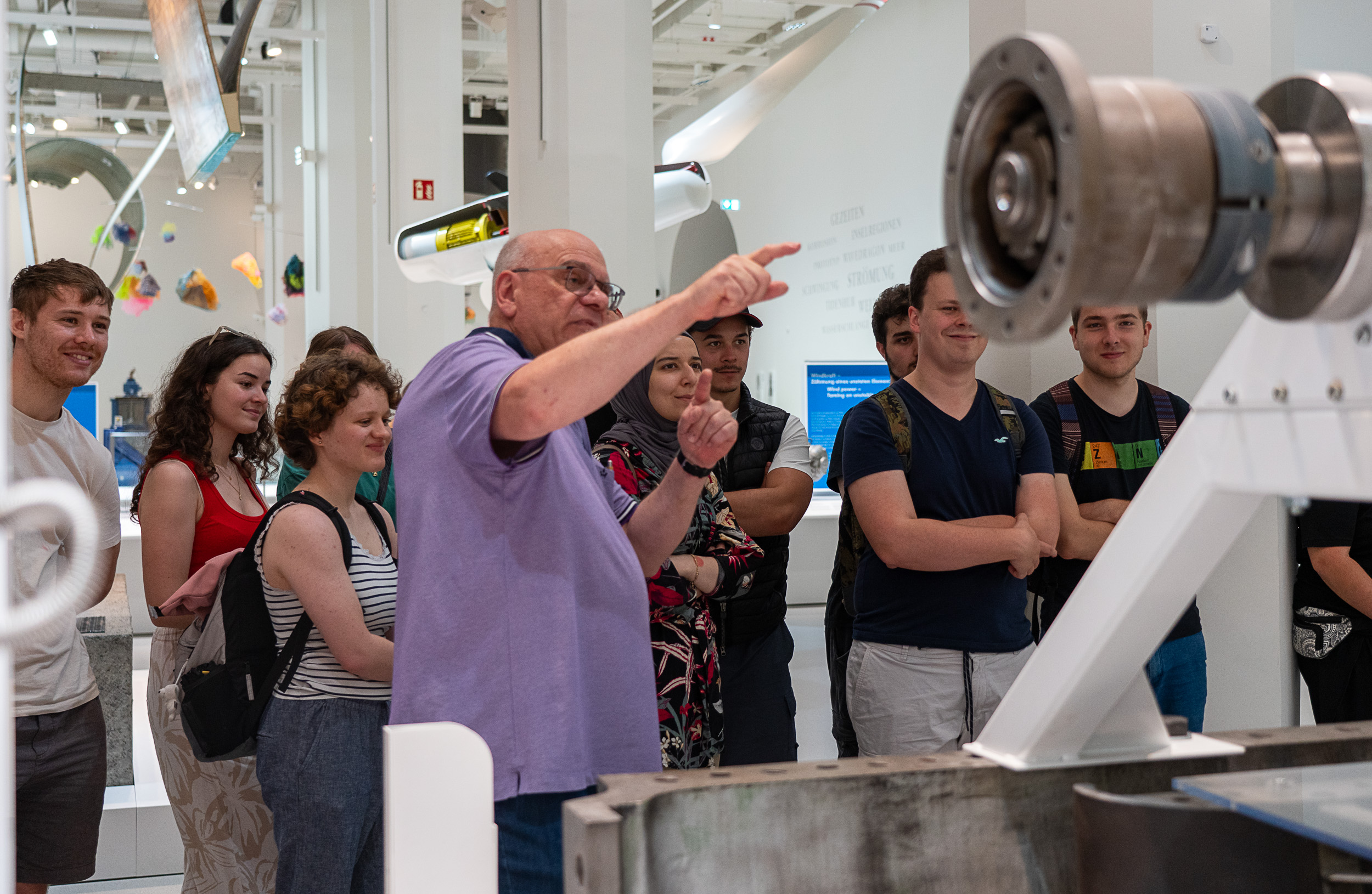 Mann erklärt etwas im Deutschen Museum