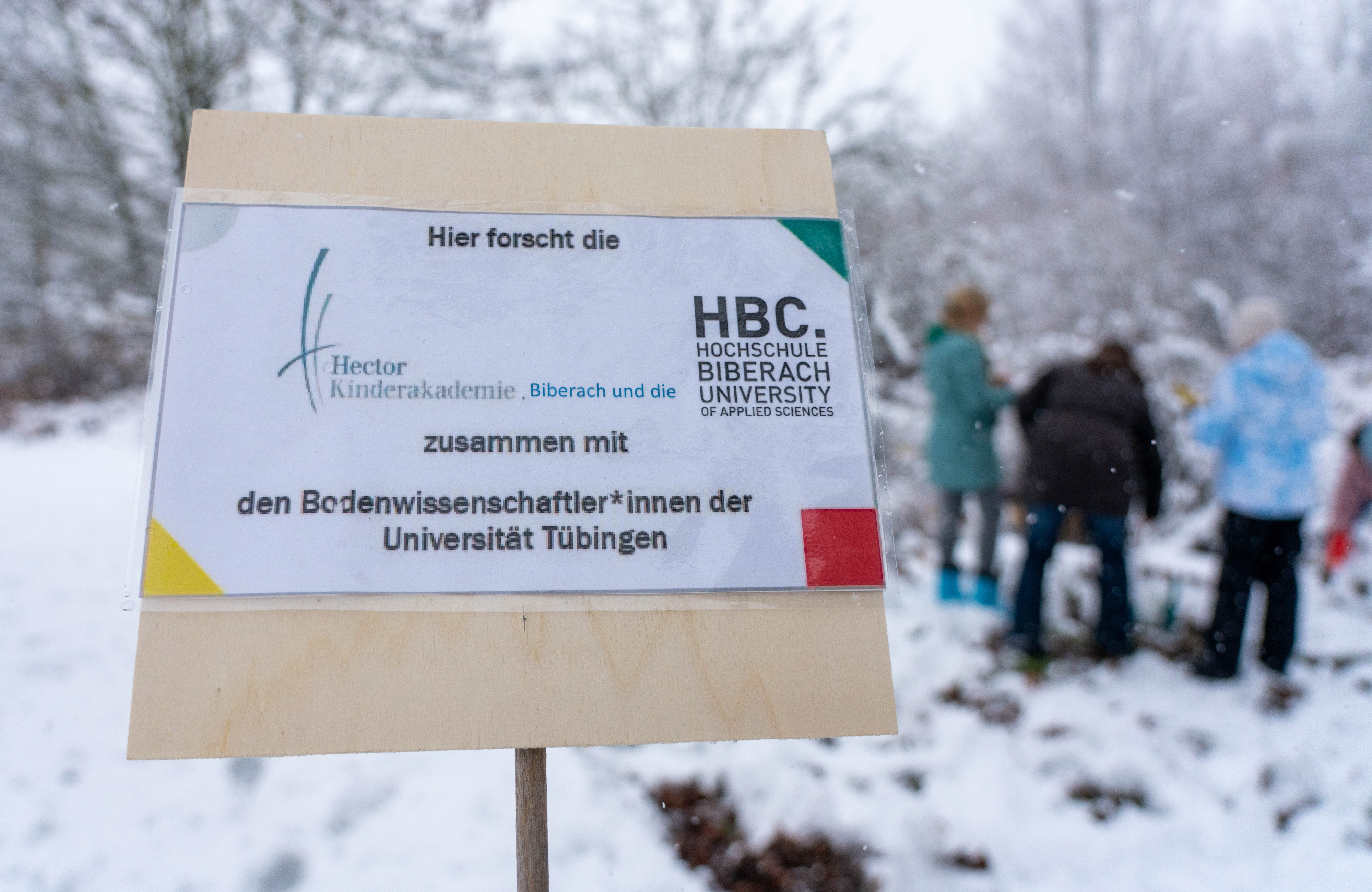 Schild mit Hinweis auf Arbeiten der Hector Kinderakademie im Garten