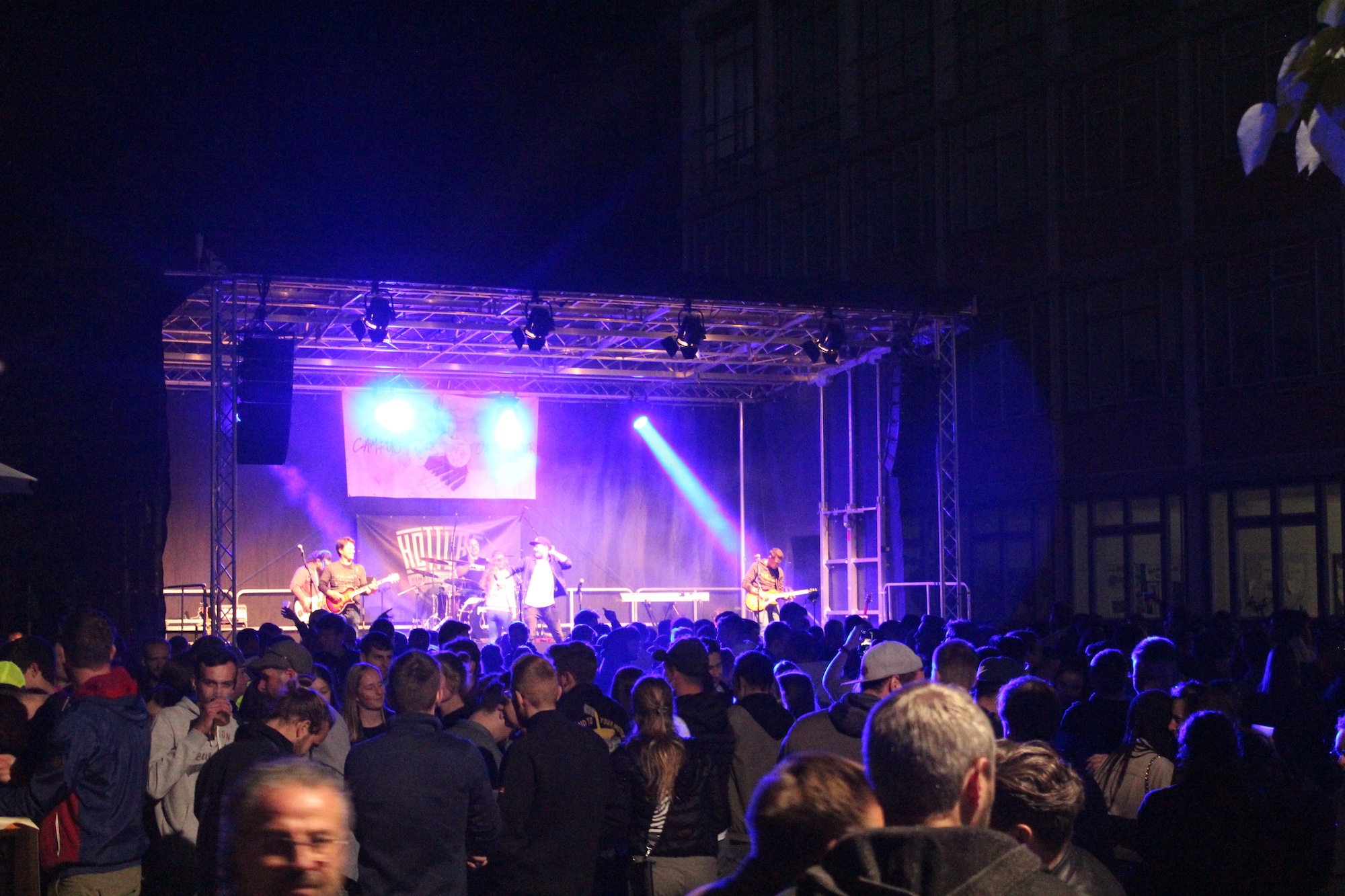 Party auf dem Campus bei Dunkelheit - lila Beleuchtung