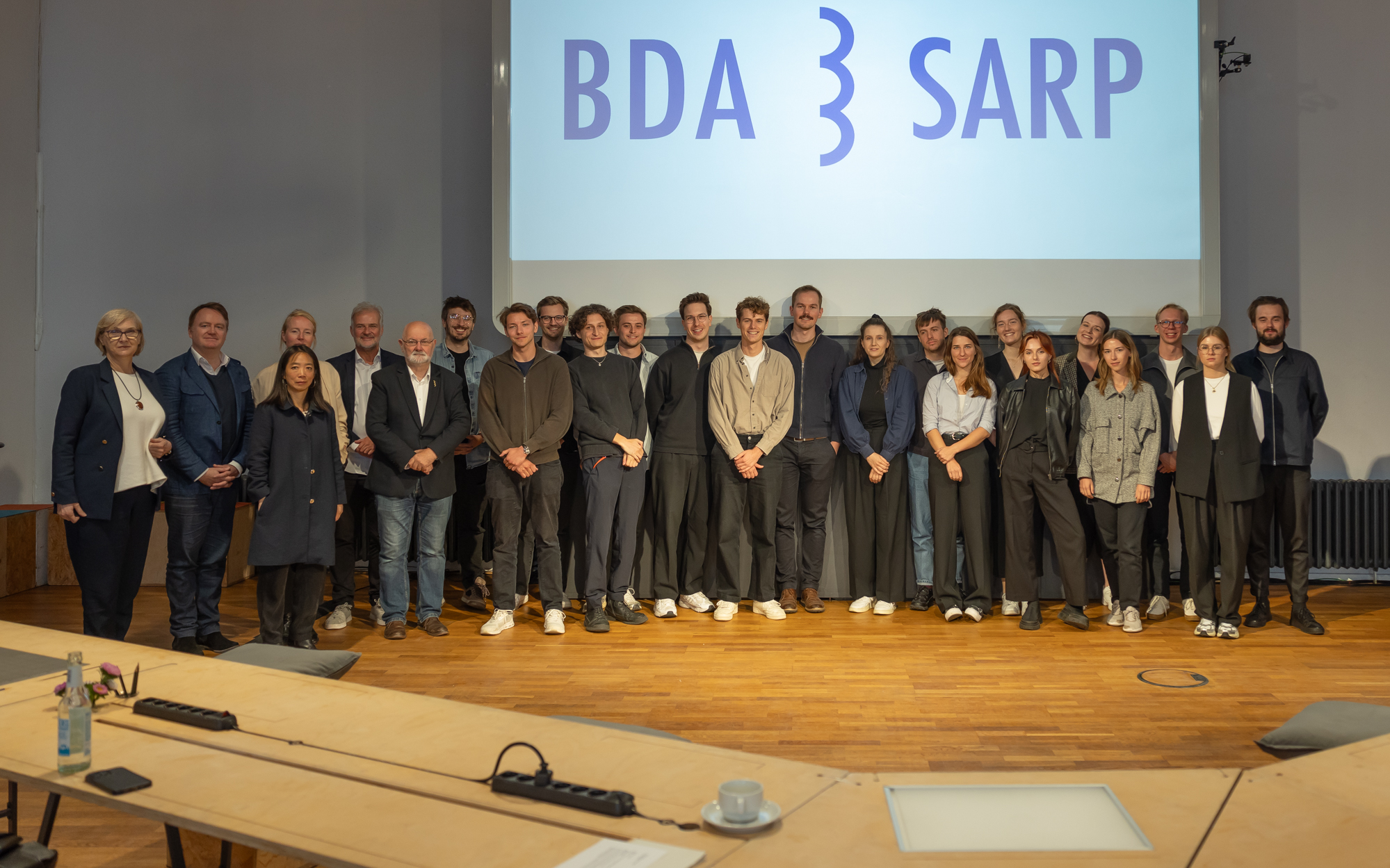 Viele Personen stehen bei einer Ehrung auf der Bühne