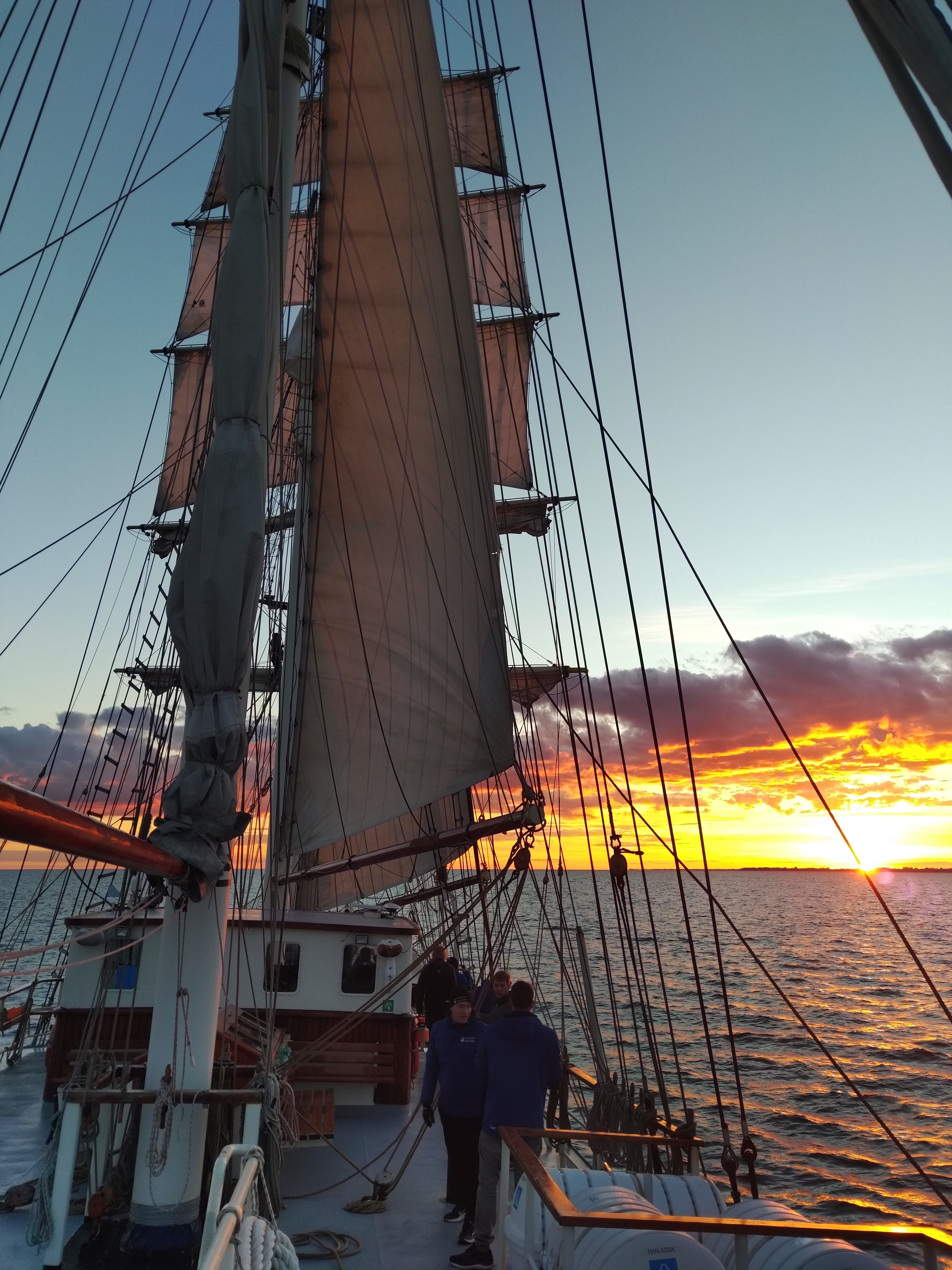 Segelboot bei Sonnenuntergang