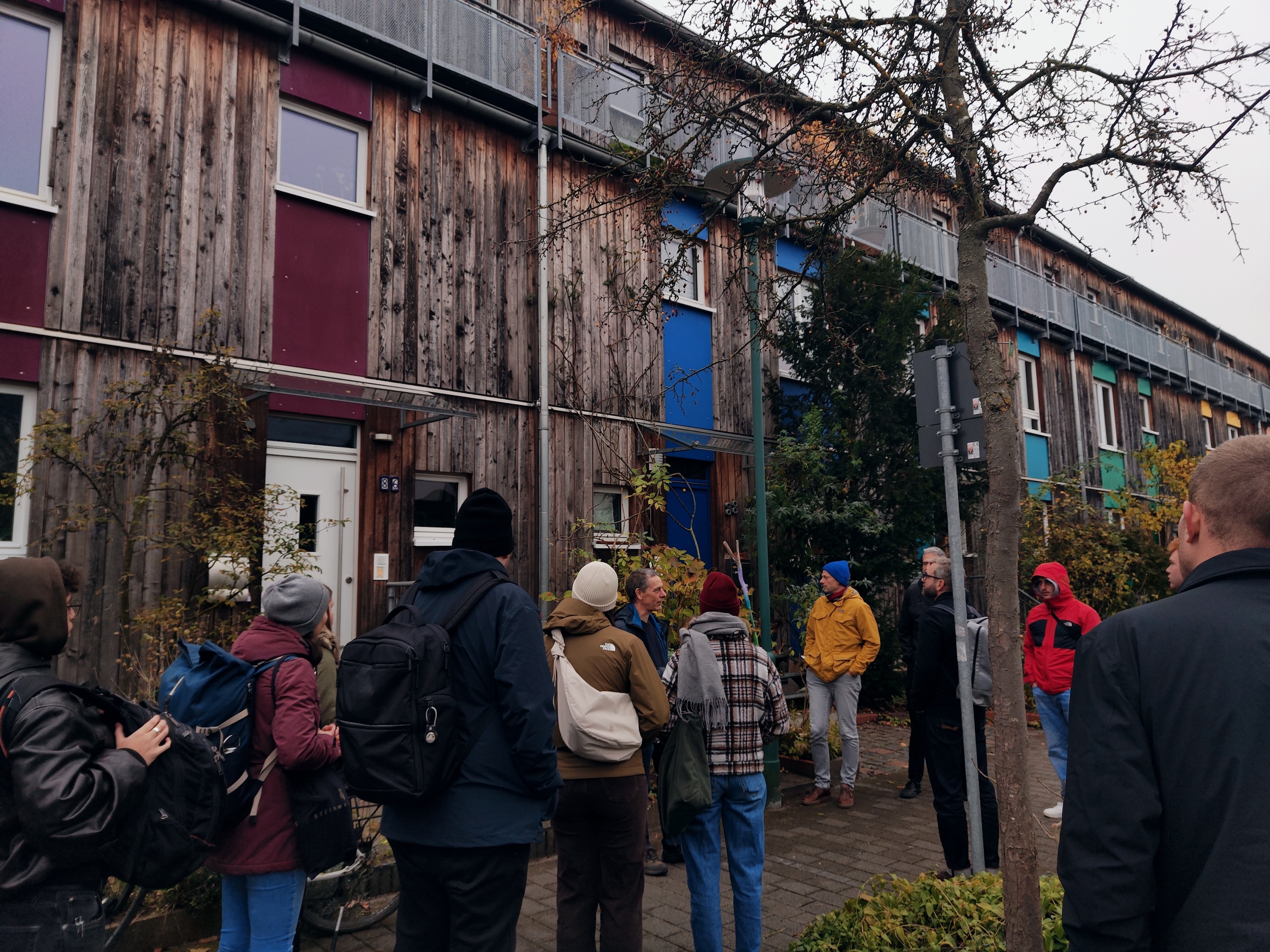 Passivhaus Siedlung mit Studenten davor