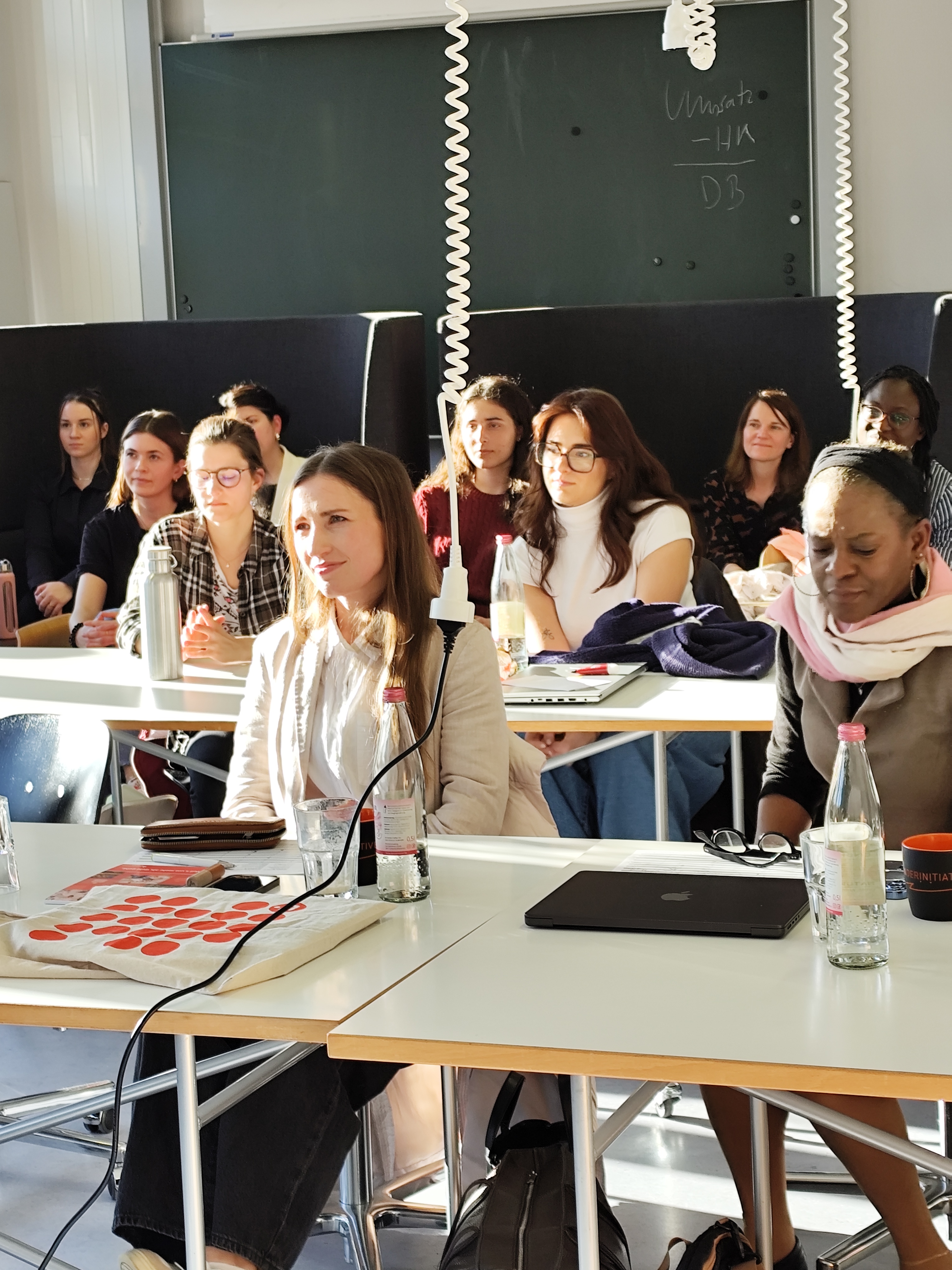 Frauen sitzen in einer Jury
