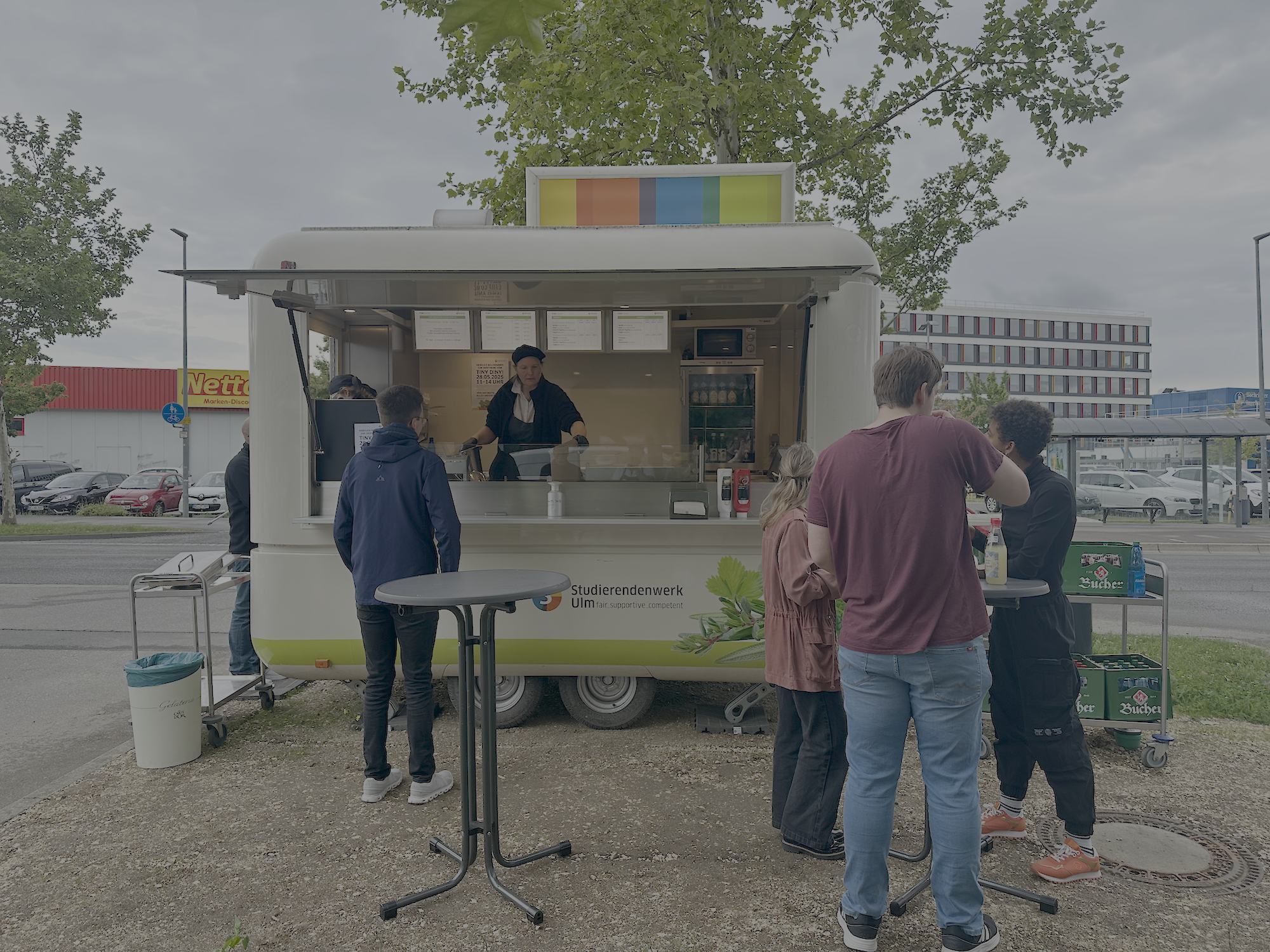 Menschen stehen vor einem Foodtruck