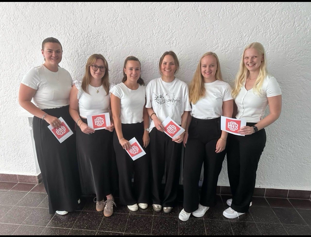 Sechs Studentinnen stehen in einer Reihe