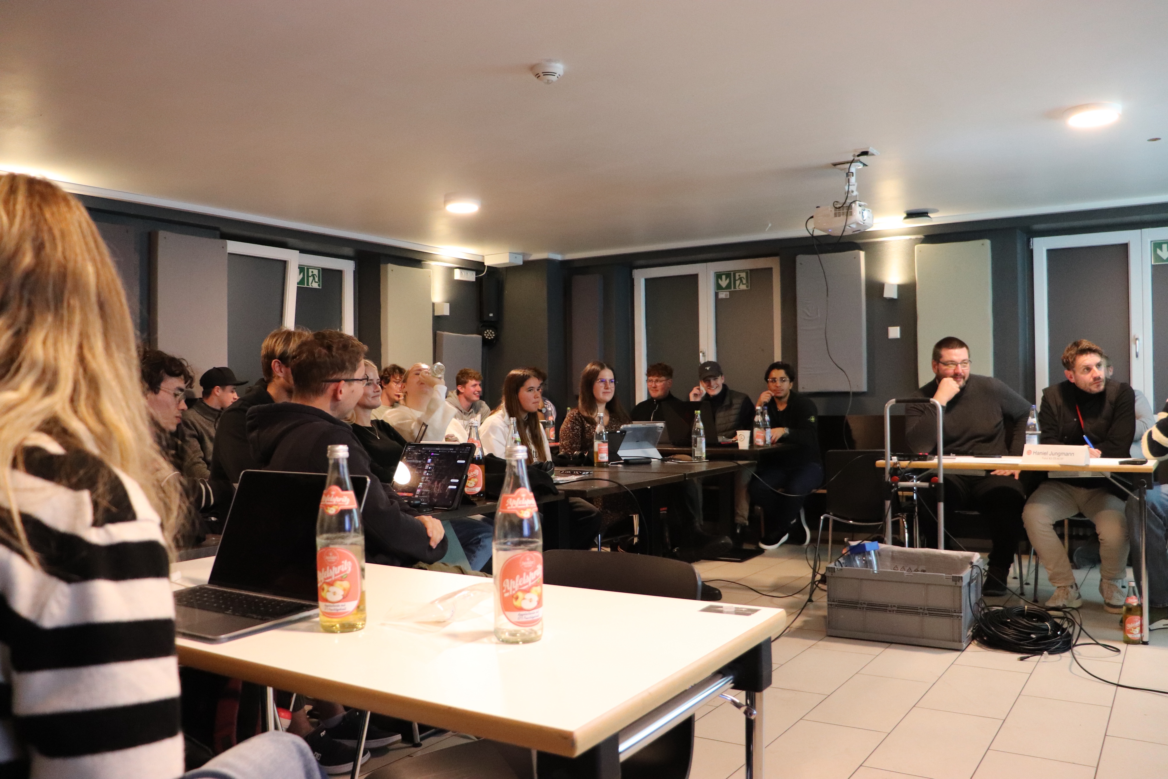 Studierende sitzen im Hechtkeller (Kneipe der HBC) bei der KI Werkstatt Night