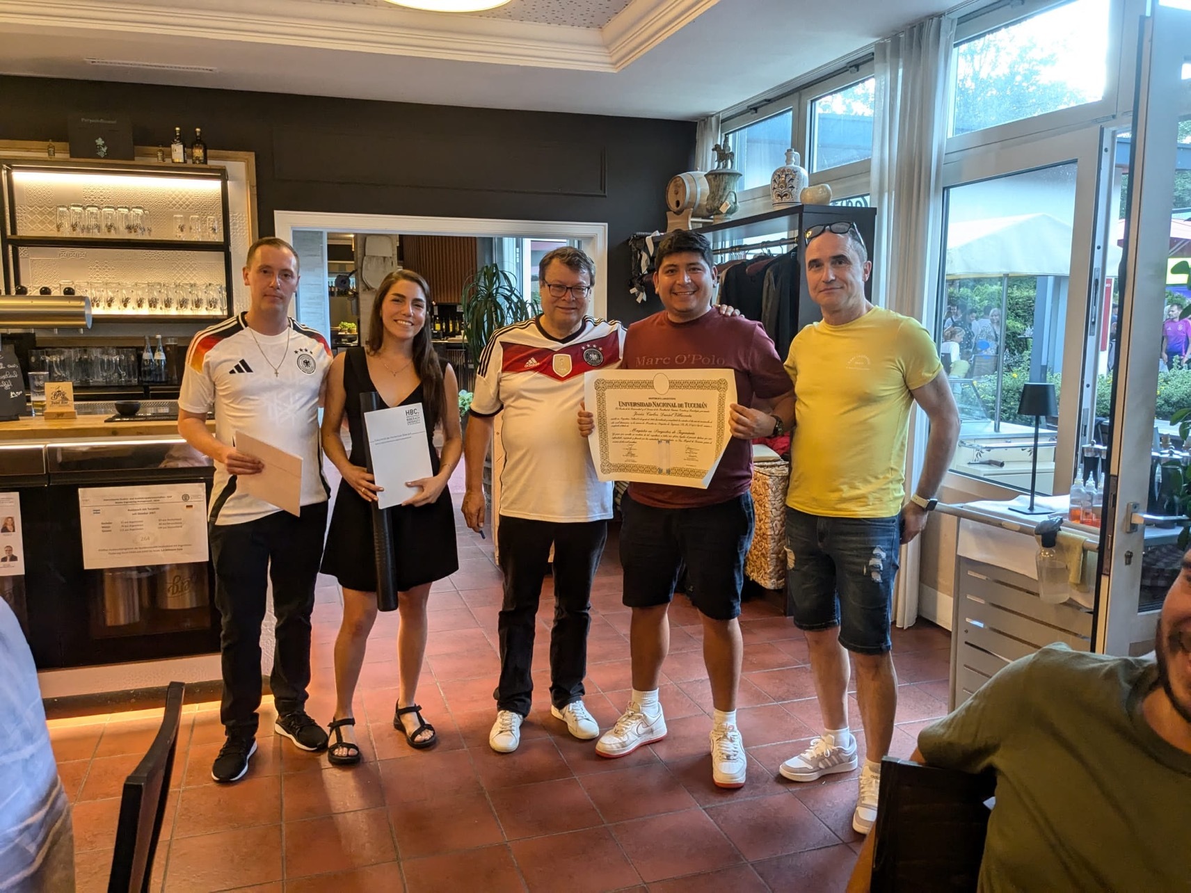 Fünf Personen bei der Übergabe von Urkunden