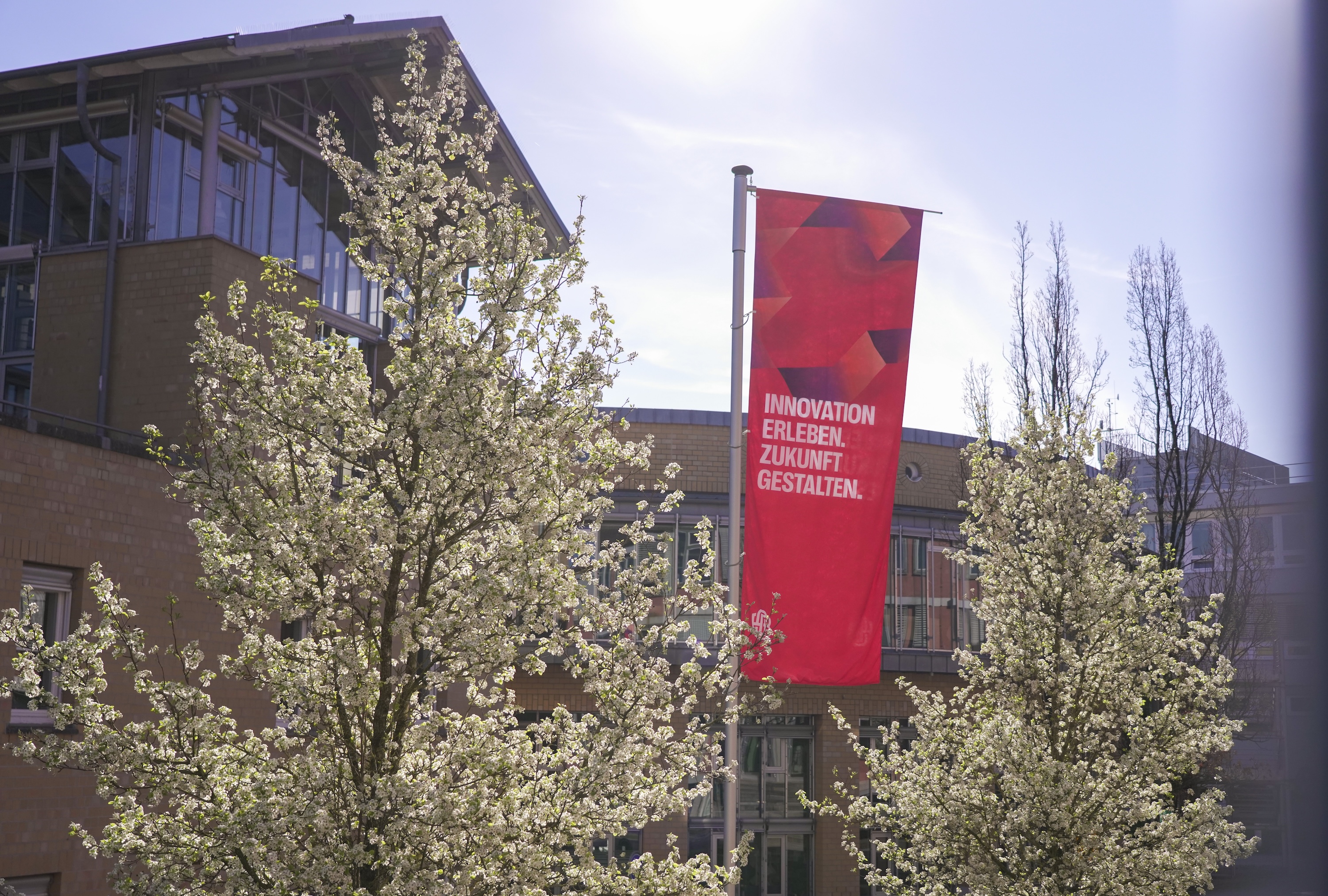 Rote Flagge in Frühlingsumgebung 