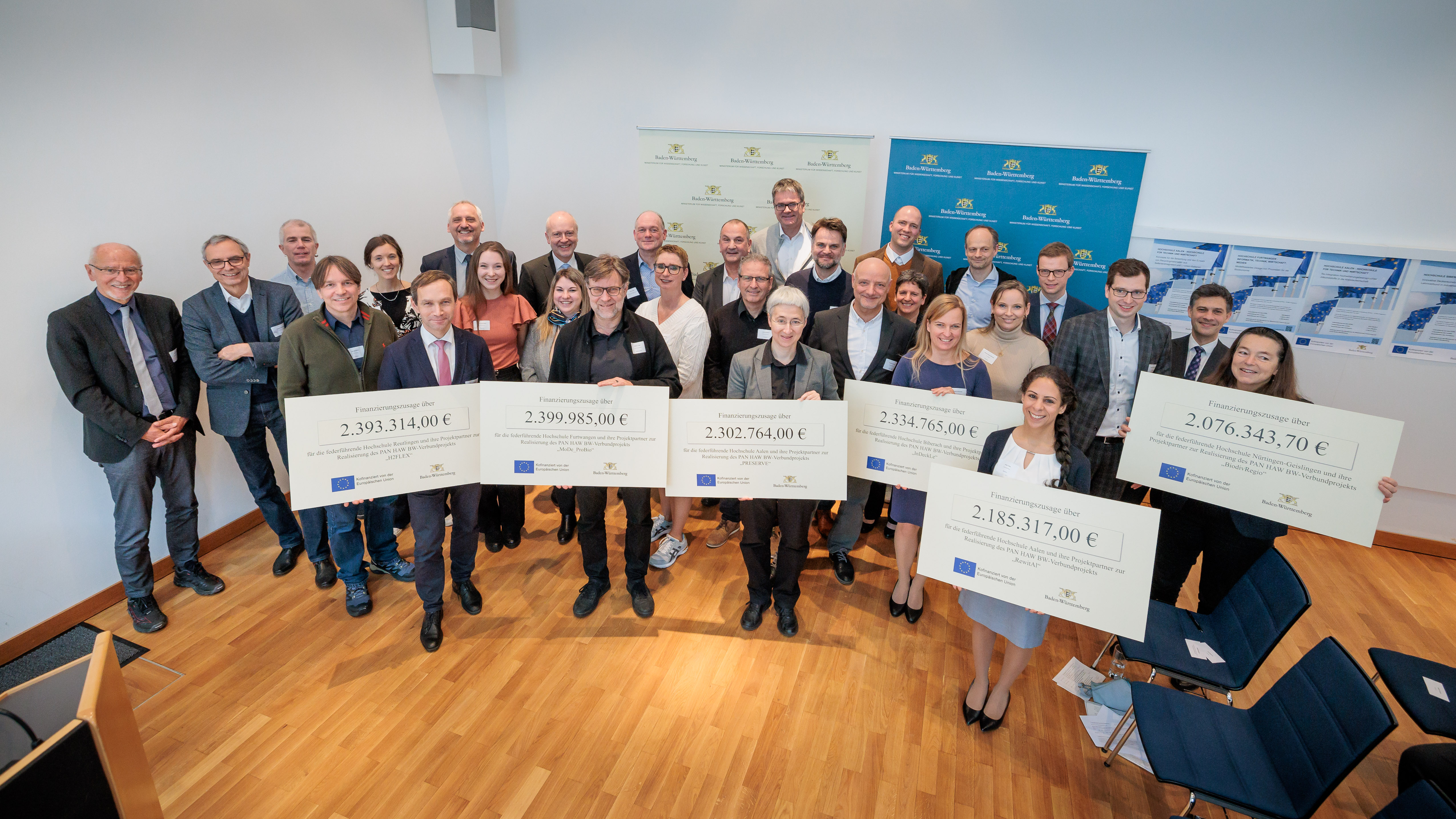 Große Gruppe mit sechs Schecks