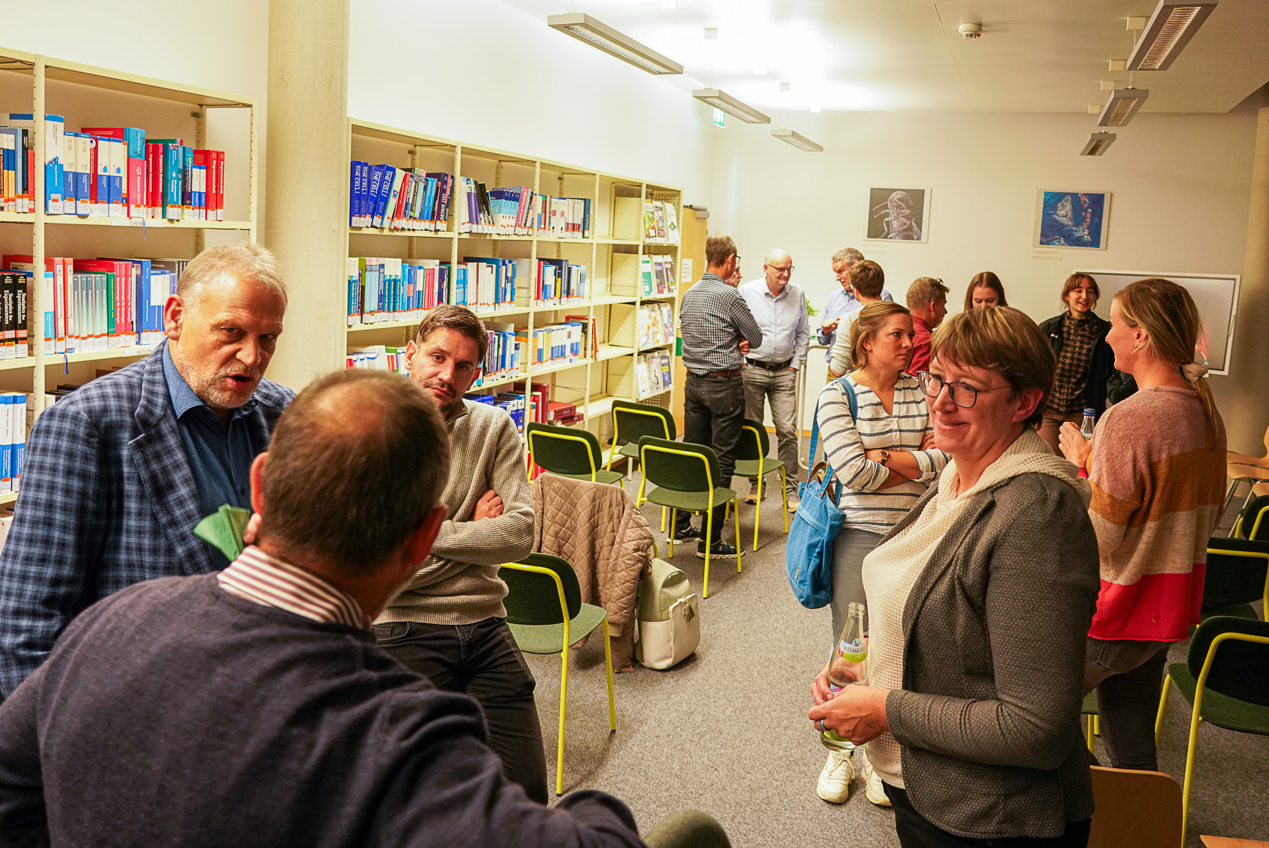 Personen stehen in einem Raum und reden