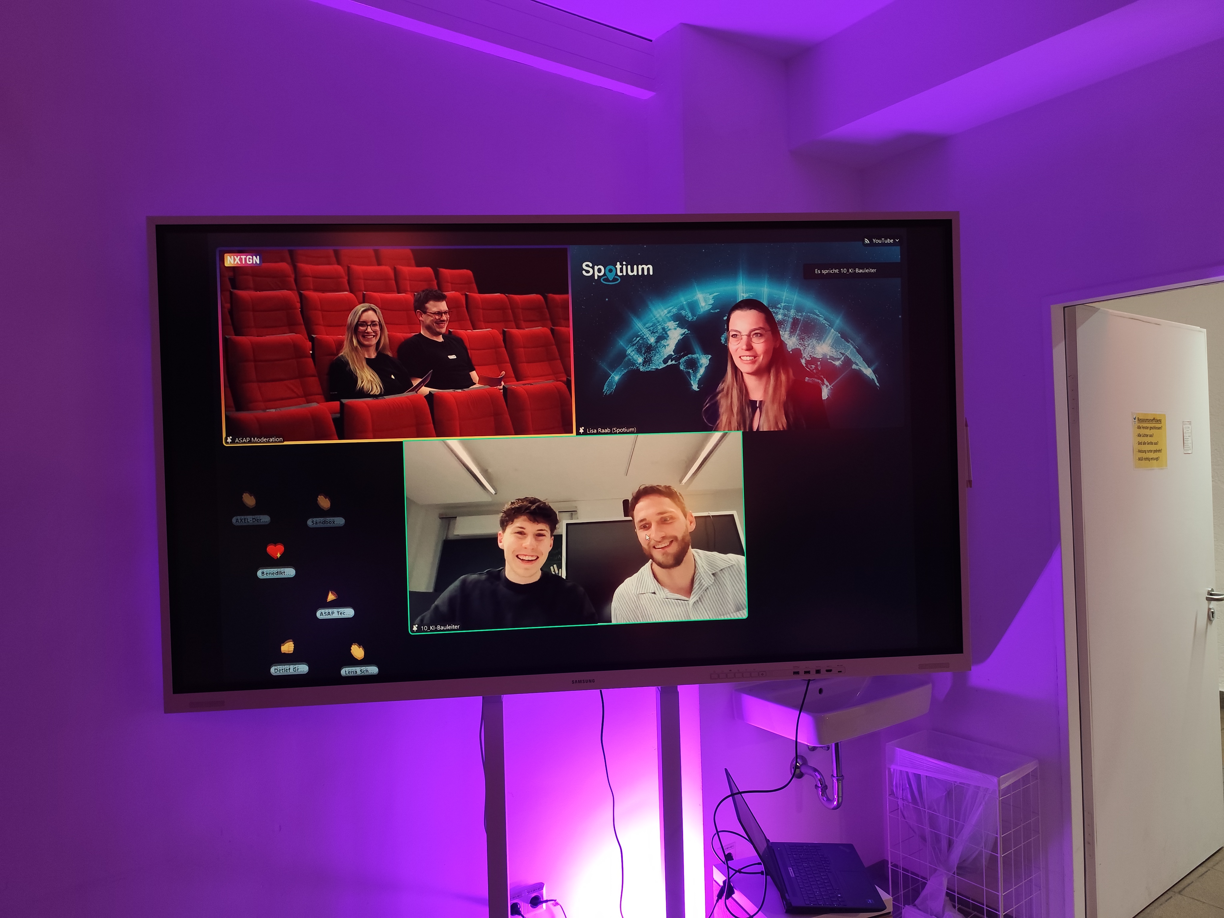 Foto von einer digitalen Besprechung mit Kacheln auf einem Bildschirm 