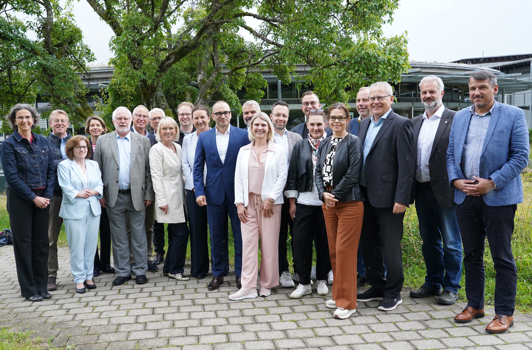 Viele Personen stehen draußen für ein Gruppenfoto