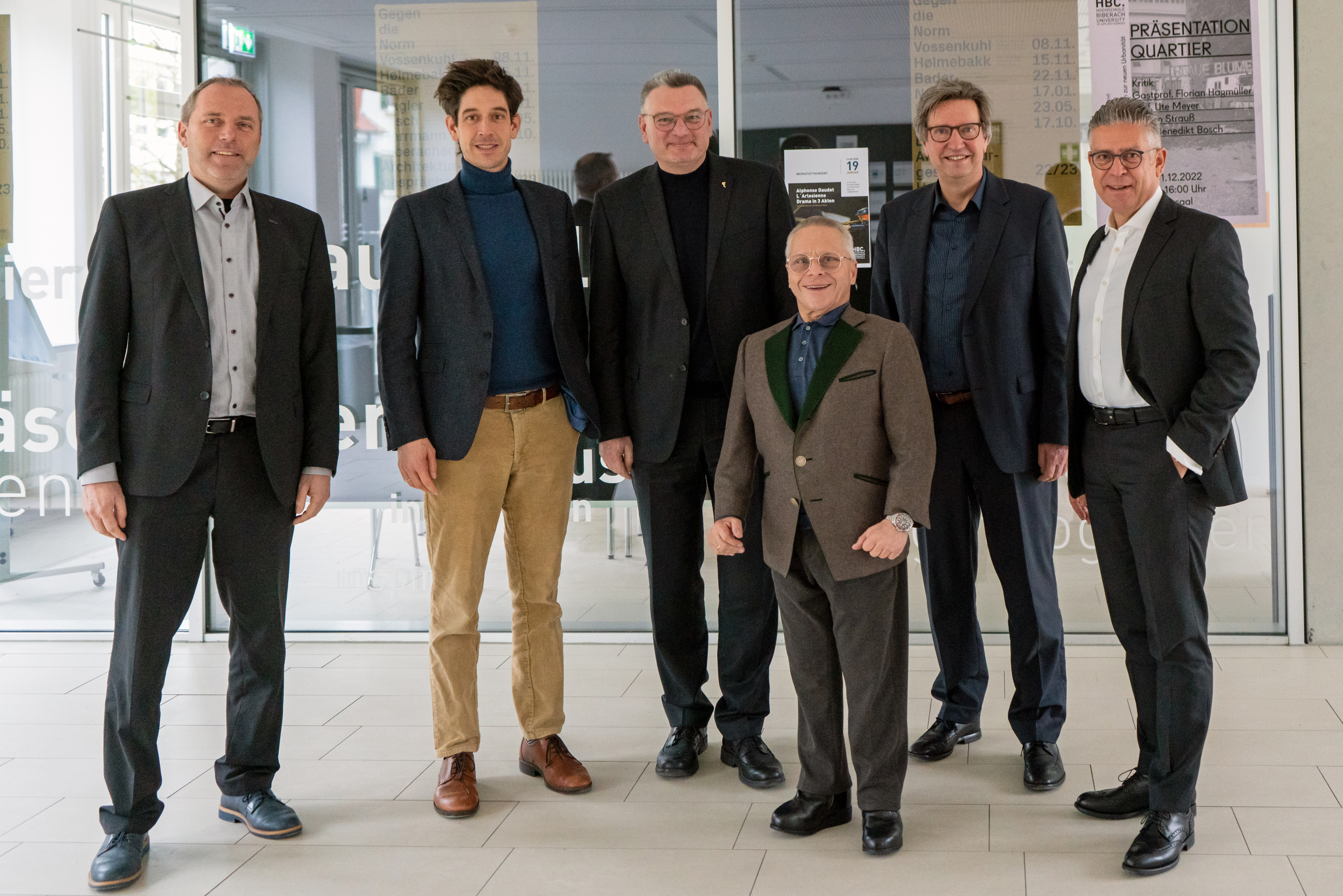 Sechs Männer stehend