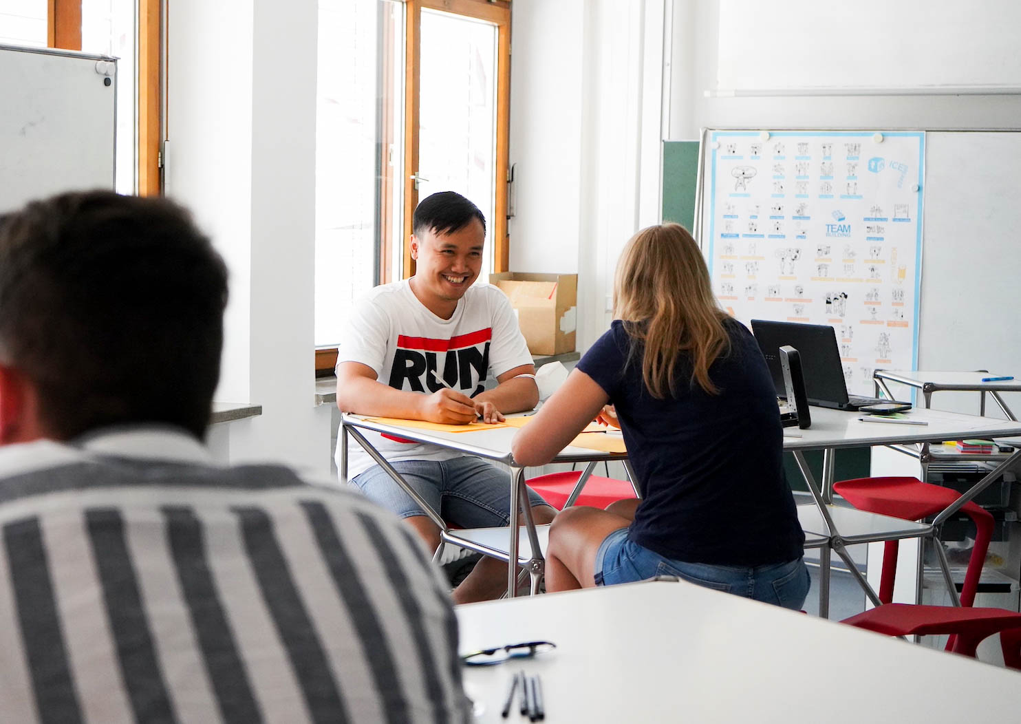 Studierende bei Gruppenarbeit an einem Tisch