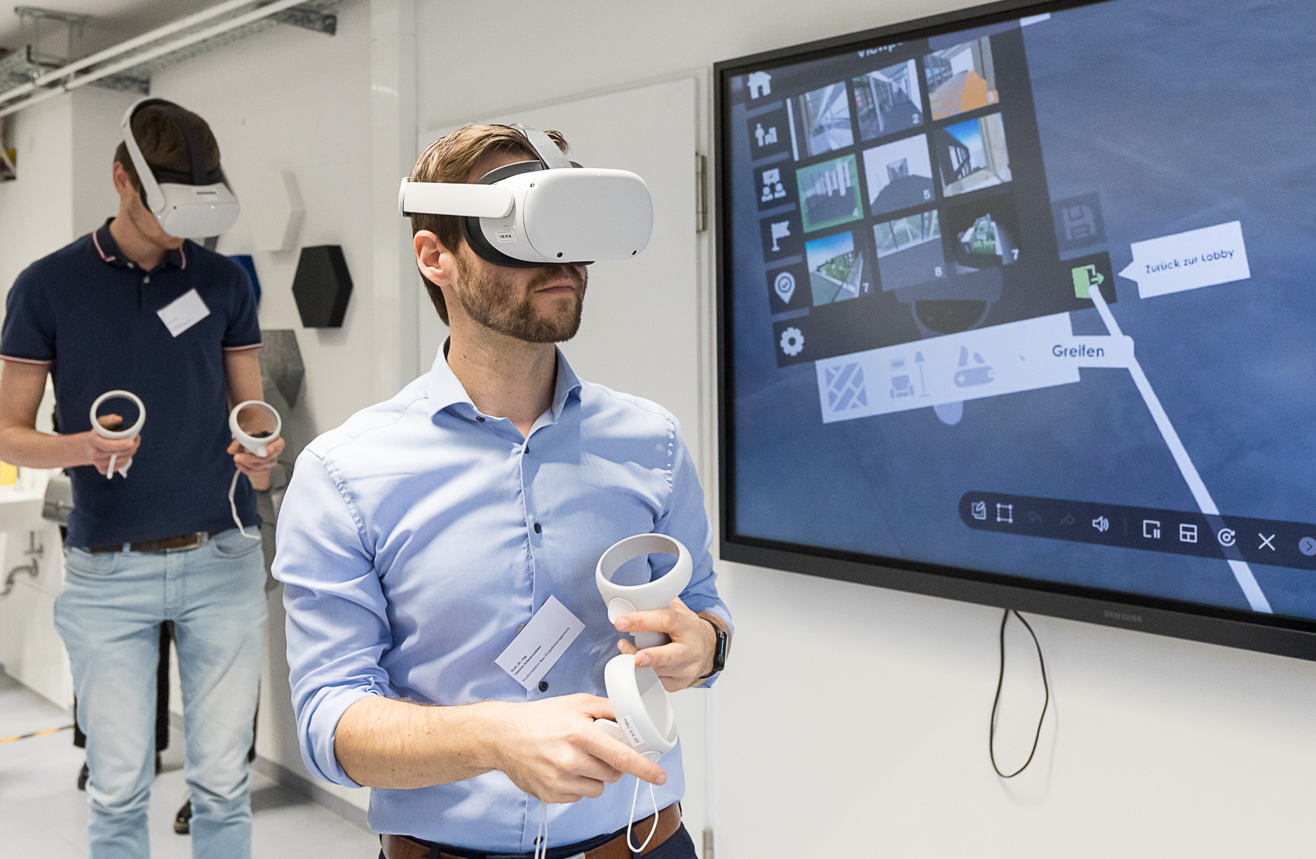 Zwei Personen mit VR-Brillen