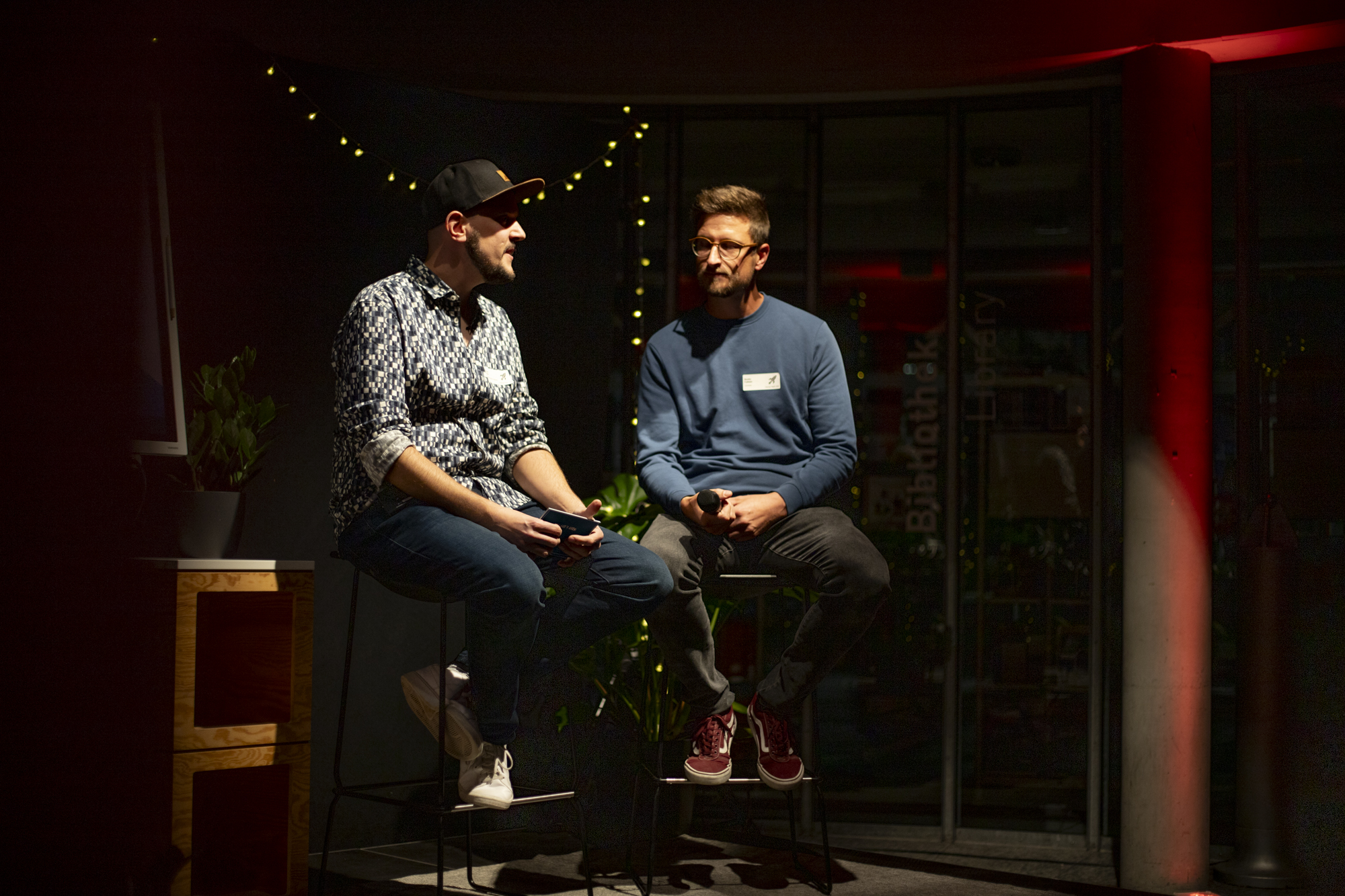 Zwei Personen sitzend auf Bühne