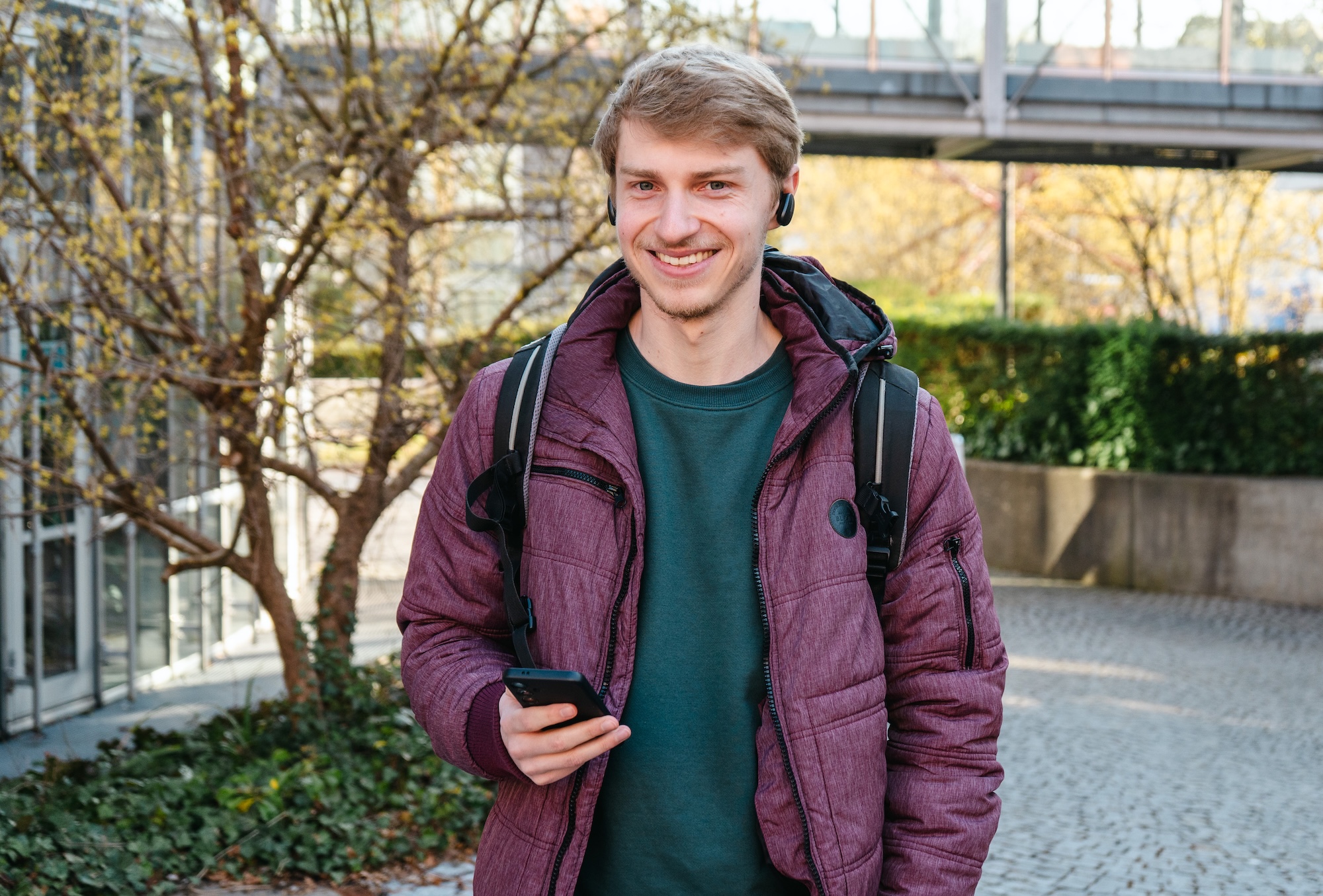 Junger Mann mit Handy in der Hand