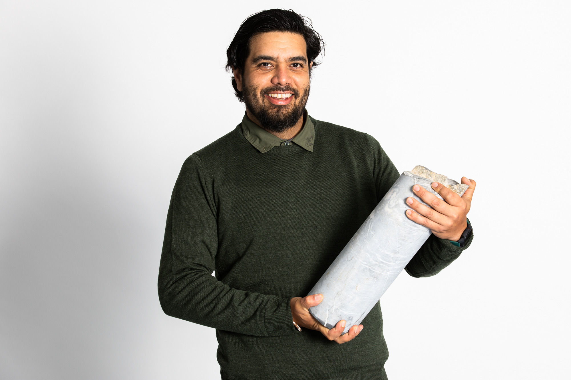 Mann mit Bart im Porträt hält Beton in der Hand