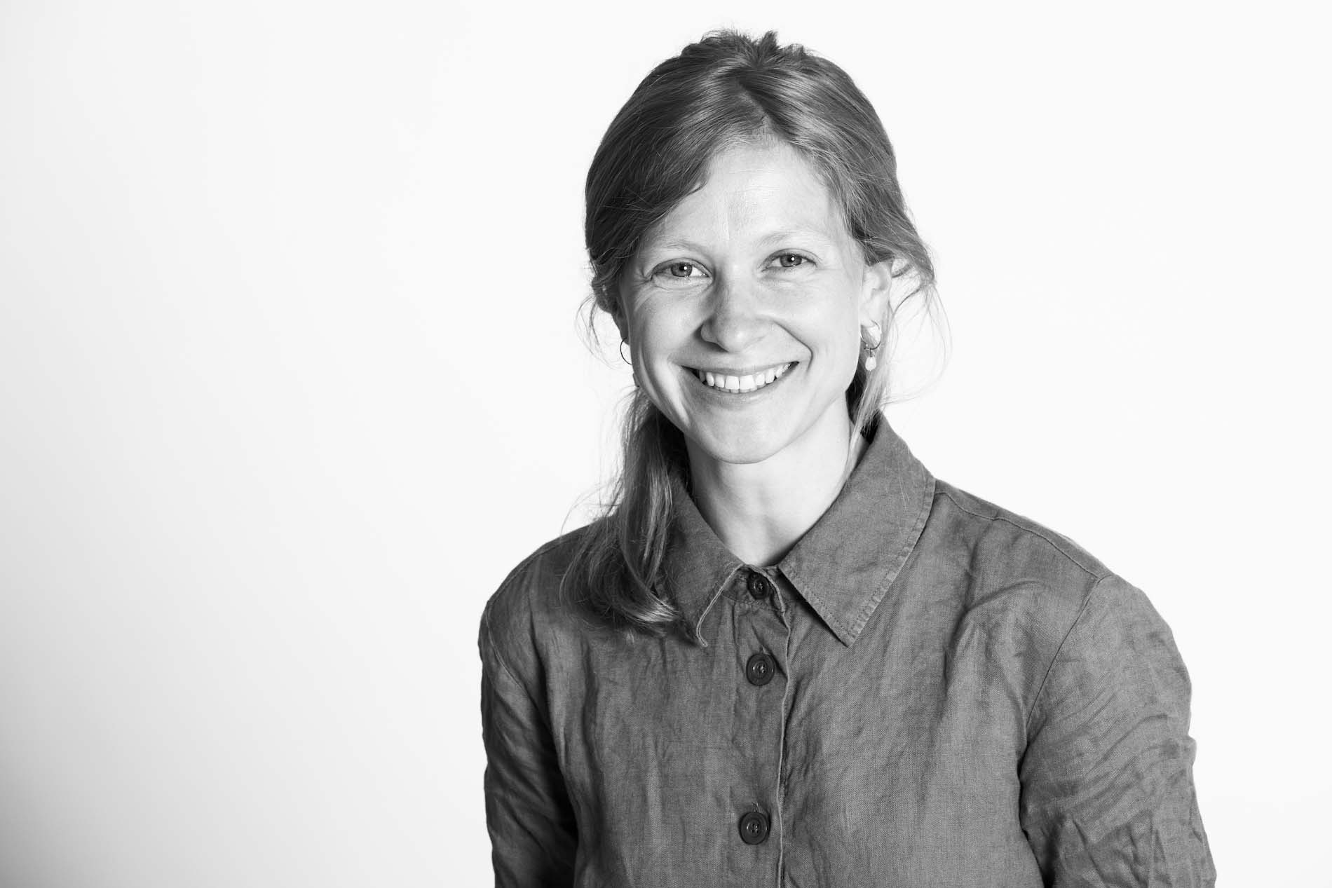 Frau im Porträt, schwarz-weiß