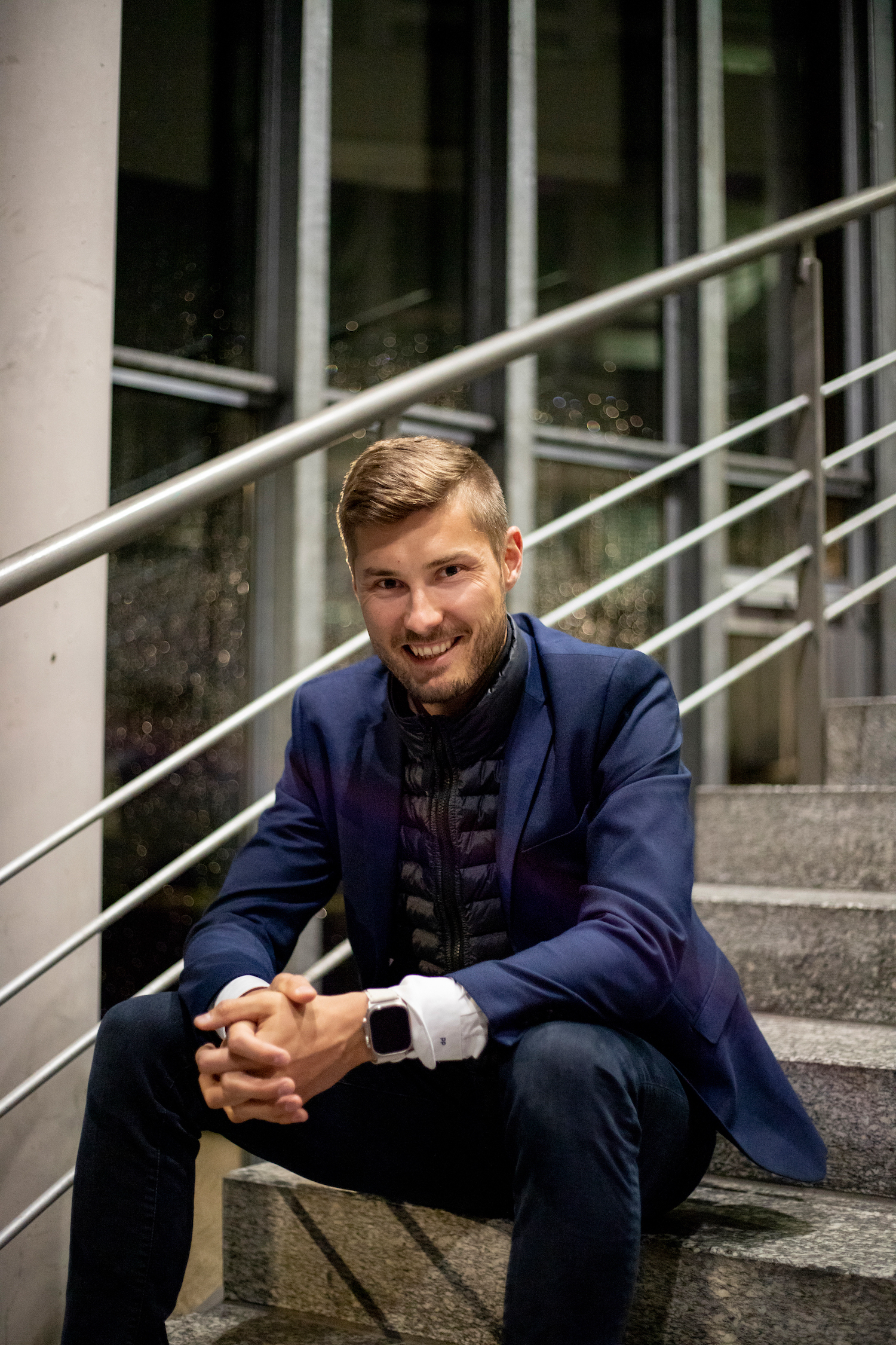 Mann sitzend auf Treppe