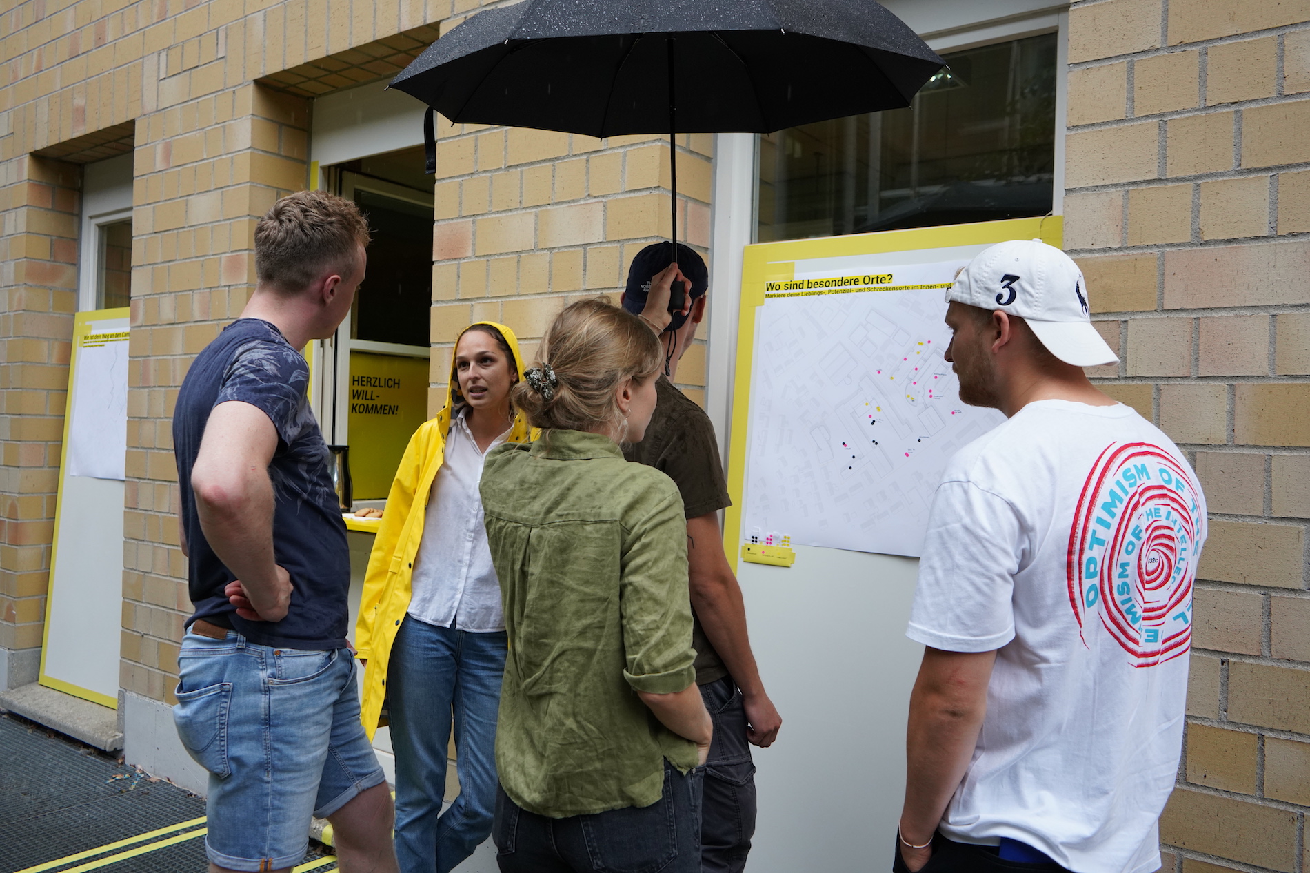 Gruppe Studierende auf dem Campus