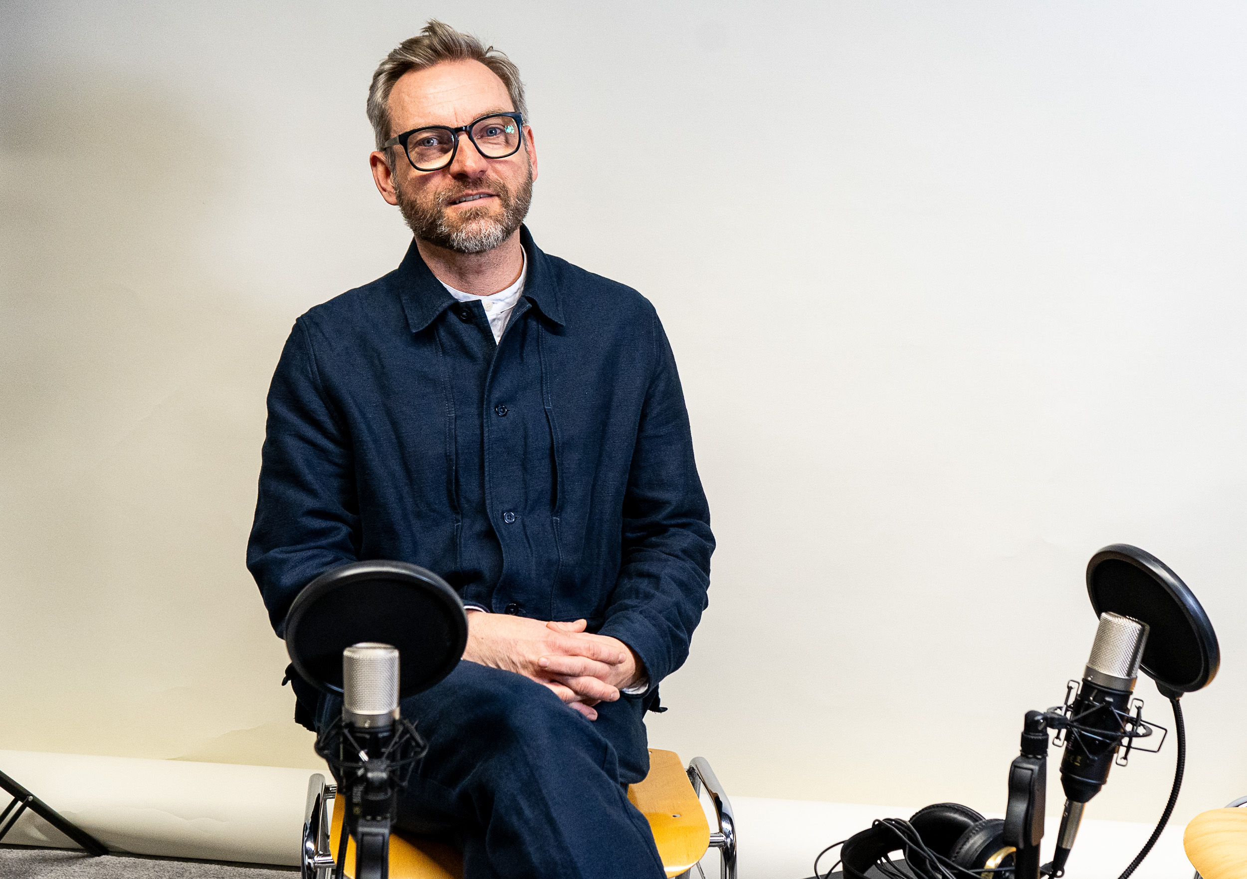 Ein Mann sitzt vor einem Mikrofon