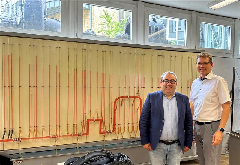 Zwei Männer im Wasserbaulabor