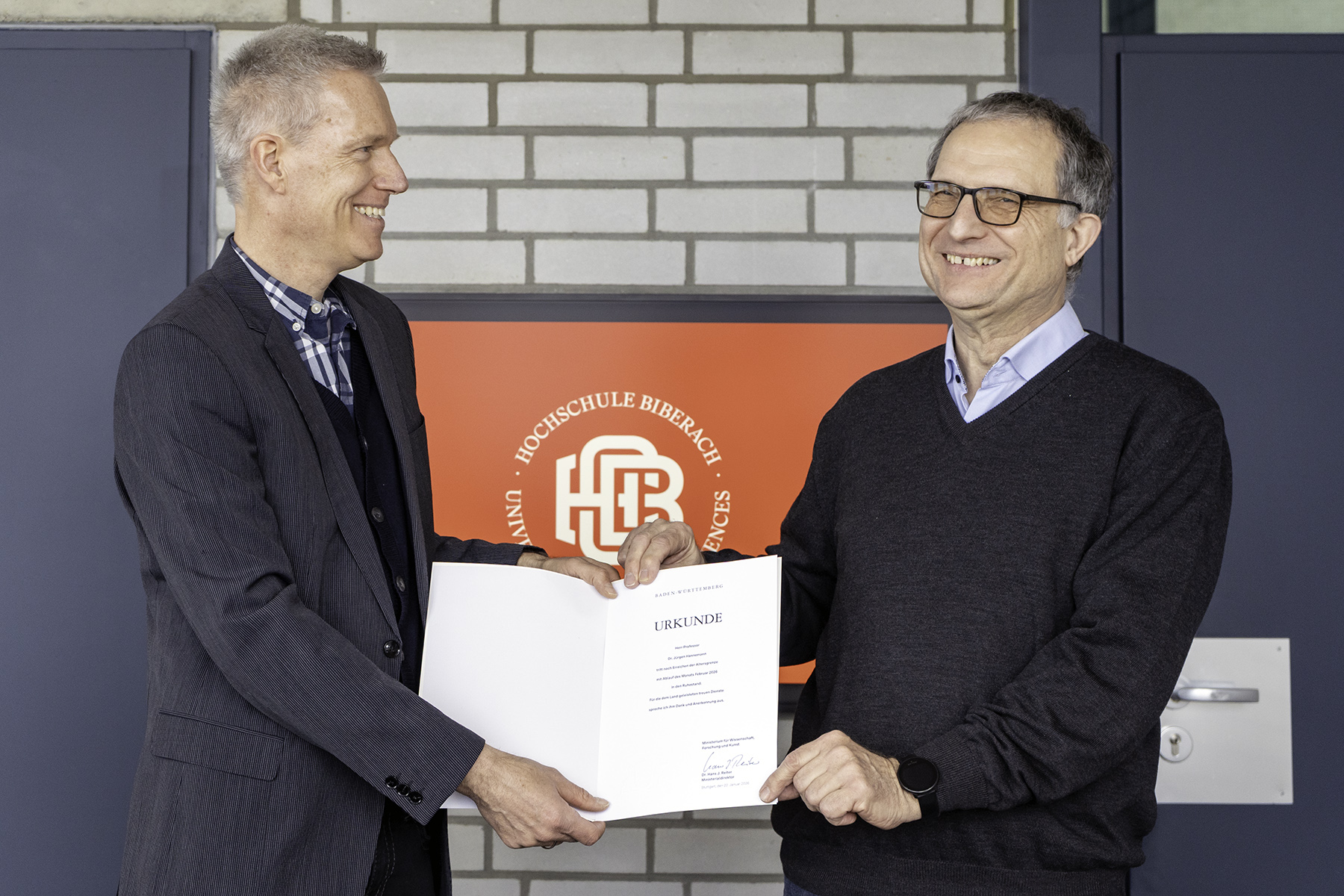 Rektor Matthias Bahr überreicht Prof. Hannemann seine Dankesurkunde zum Ruhestand