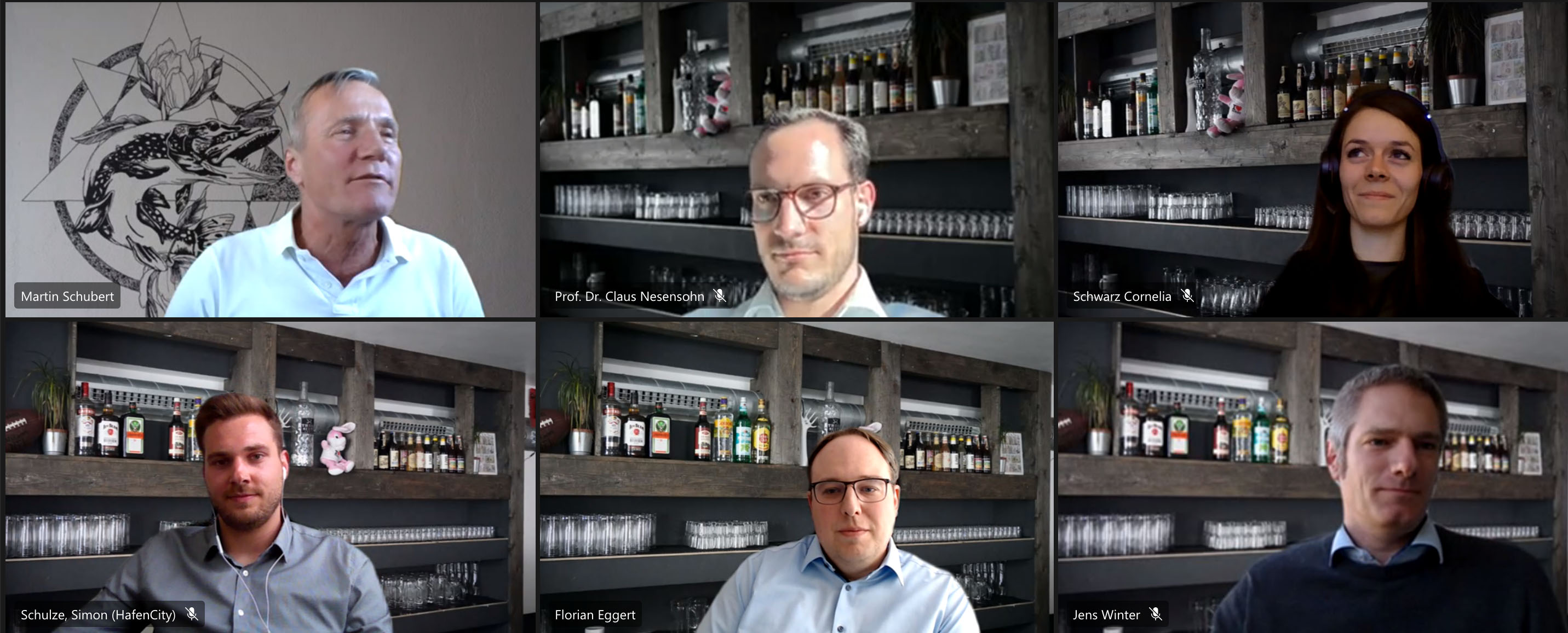 Vier Alumni erzählen beim ersten digitalen Kamingespräch von ihrem Berufsalltag und ihrem Einstieg in die Arbeitswelt