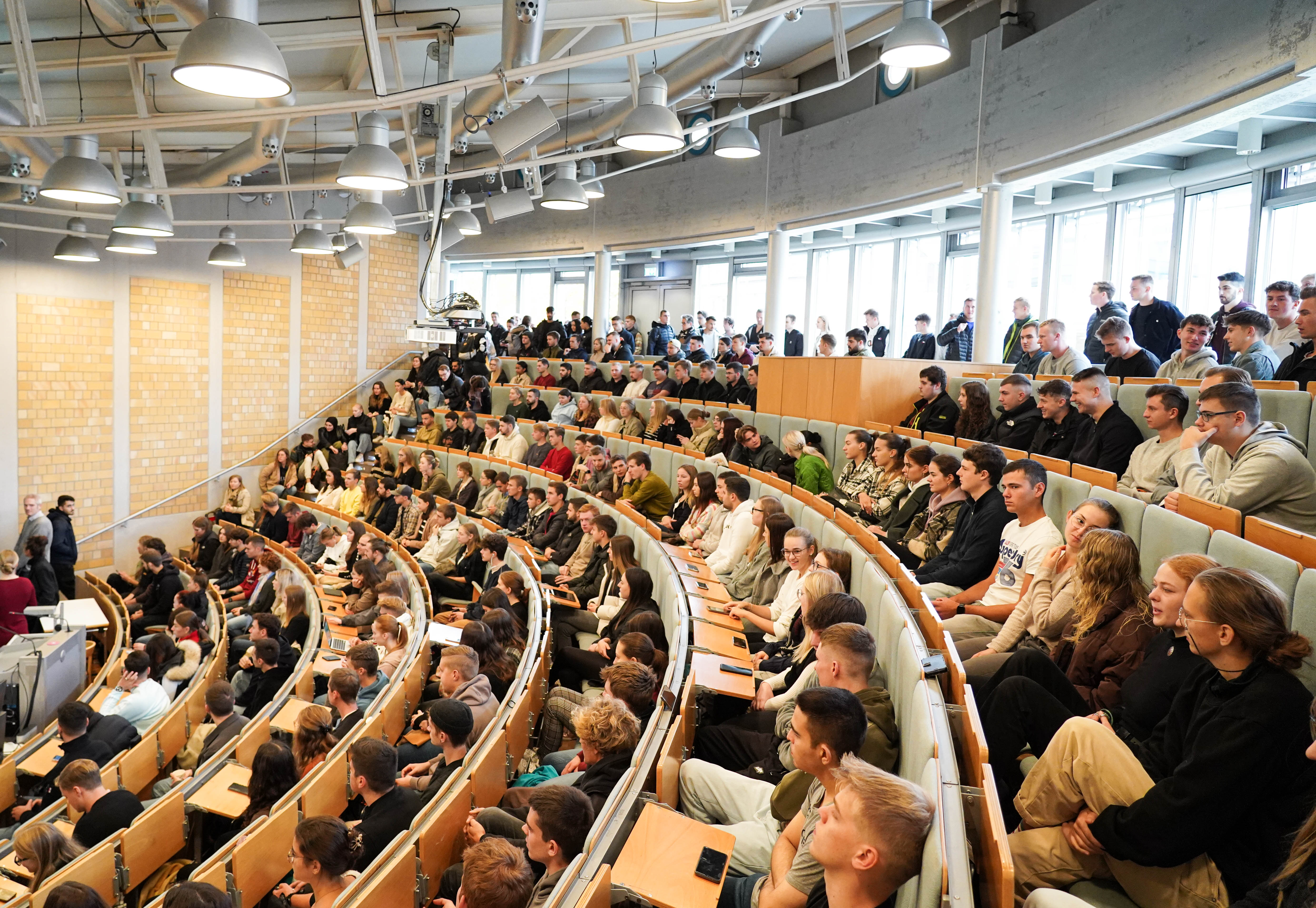 Voll besetzter Hochschul Hörsaal in Biberach