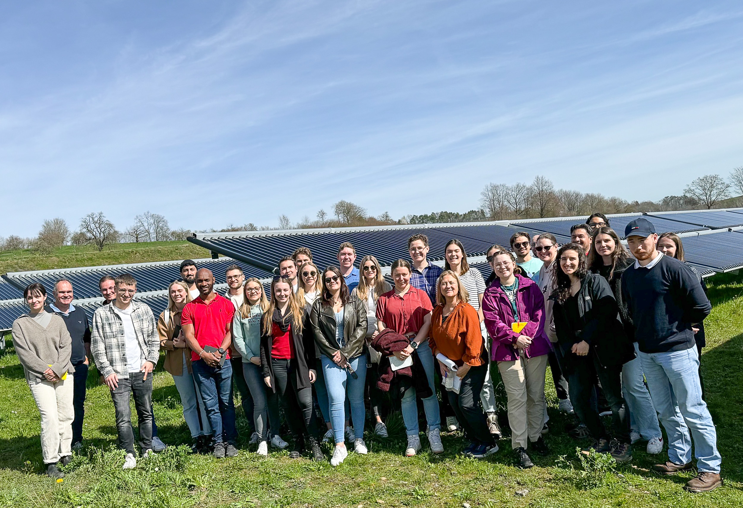 Große Gruppe steht in Energiepark