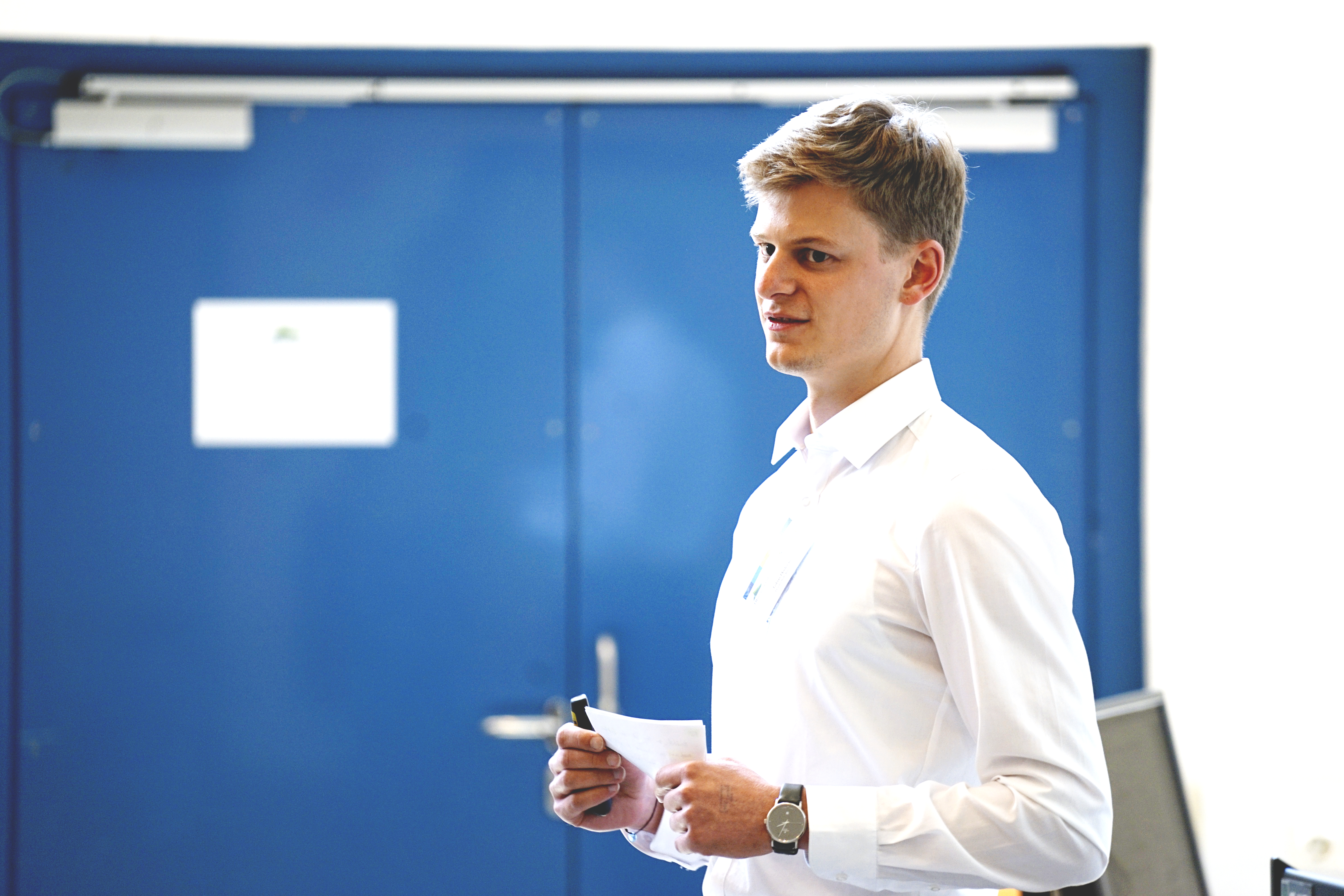 Mann, der einen Vortrag hält