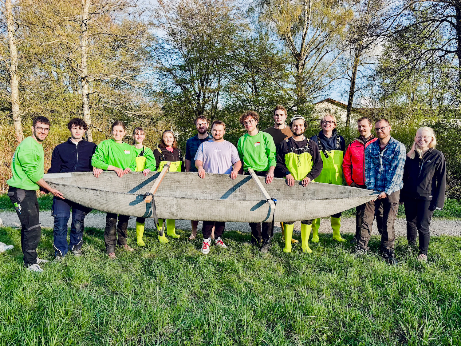 Gruppenfoto von Studierenden mit Kanu
