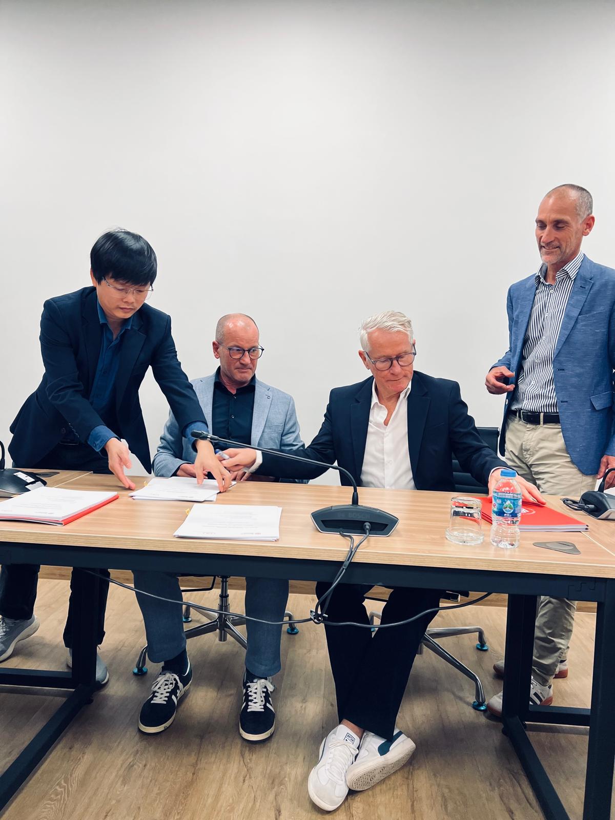 Hochschuulleitungen unterzeichnen Vertrag