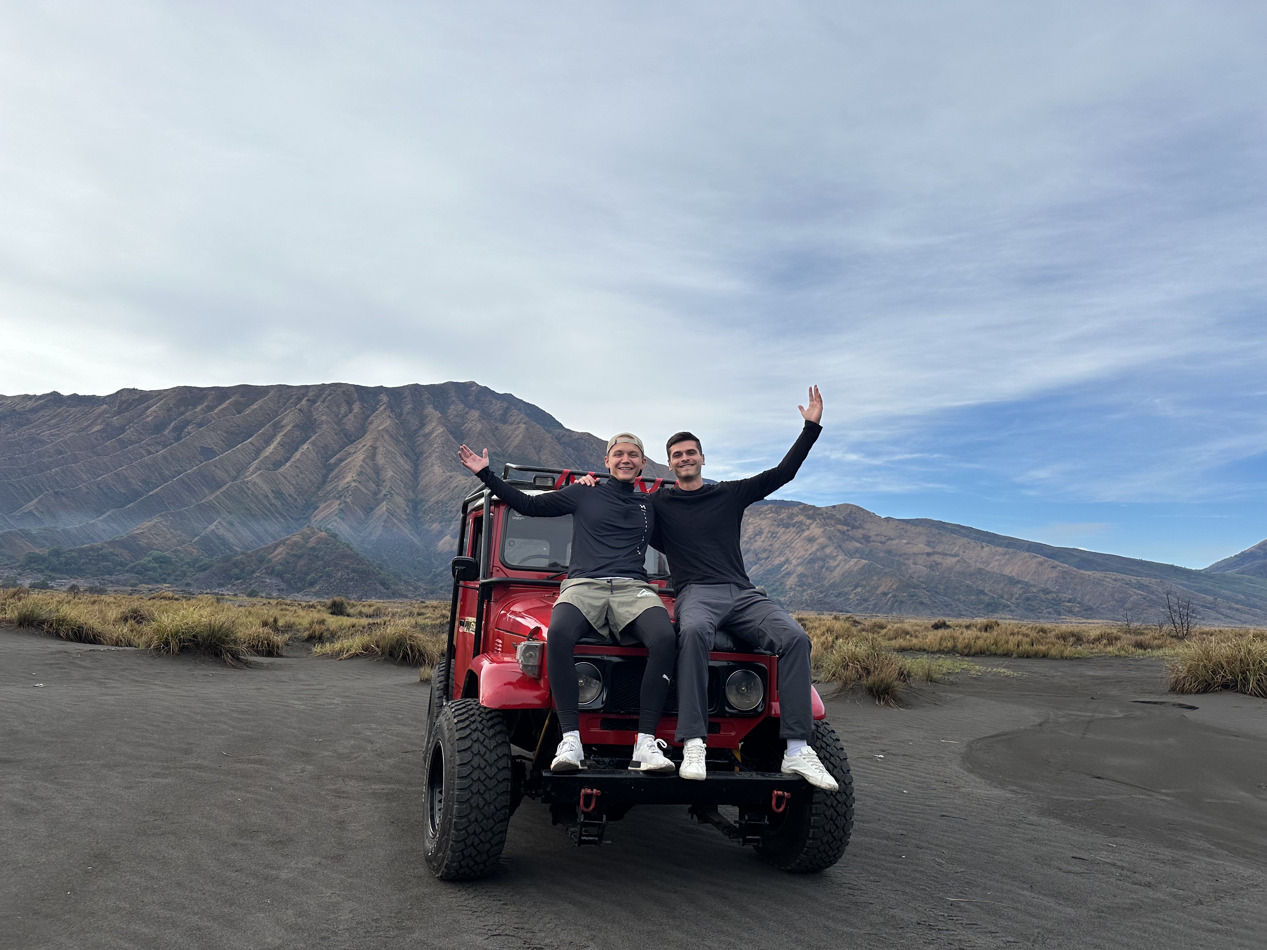 Zwei Männer sitzen auf einem Quad