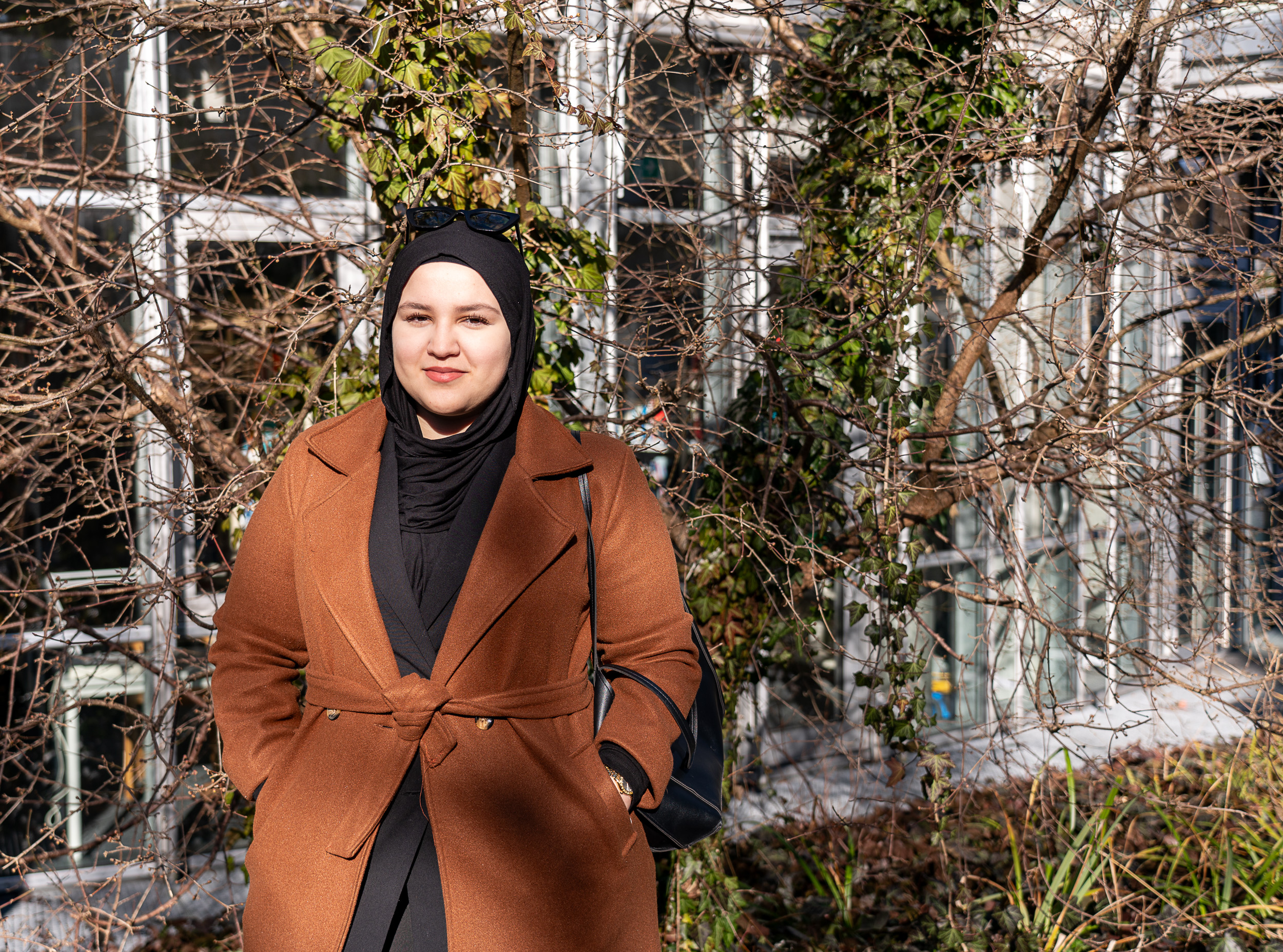 Studentin steht draußen