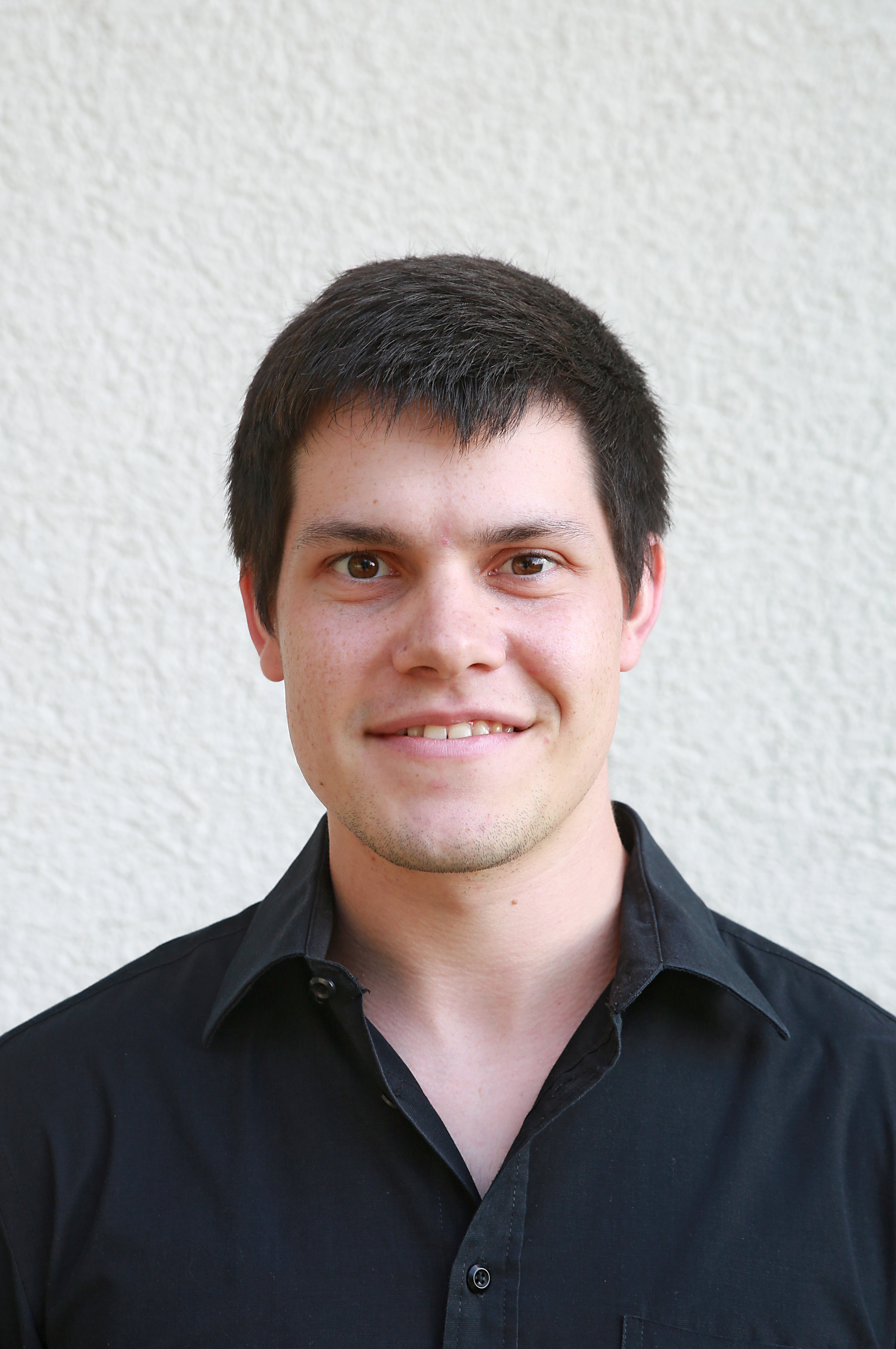 Student im Portrait mit schwarzem Hemd