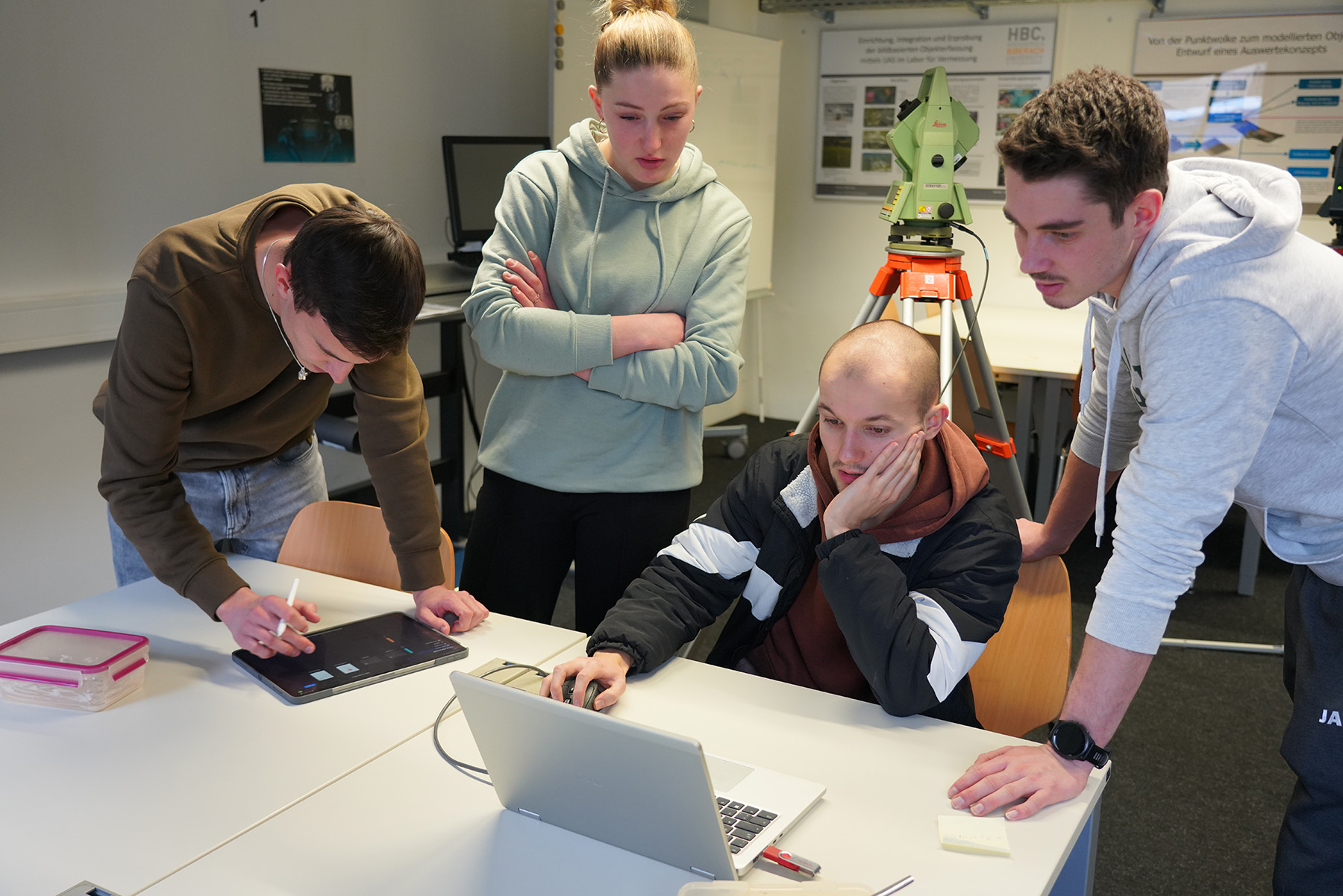 Studierende des Bauingenieurwesens bearbeiten gemeinsam ein Projekt