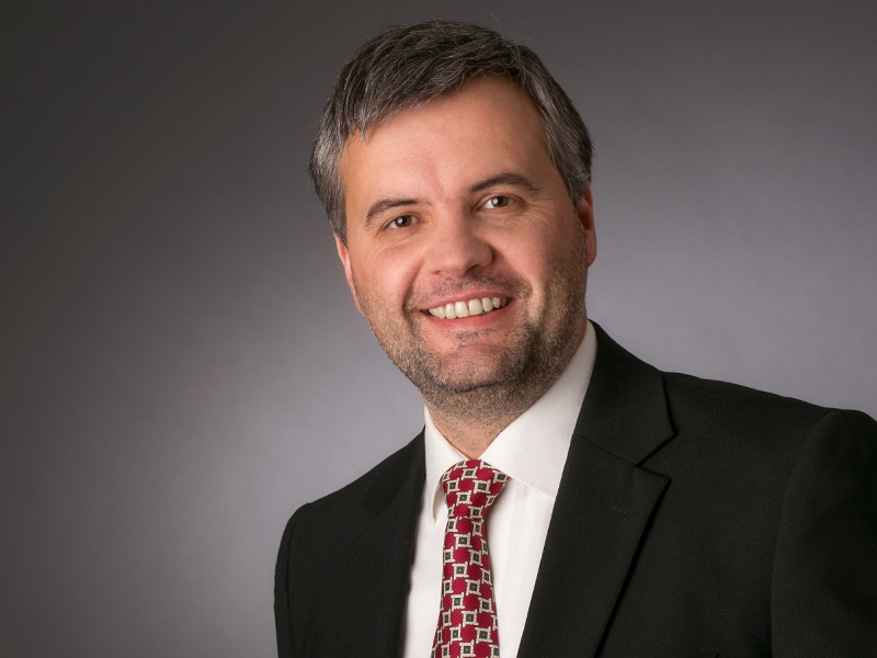 Mit Anzug und Krawatte gekleideter Mann im Portrait