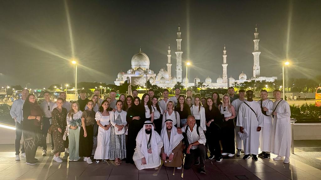 Große Gruppe vor Stadtkulisse in Dubai