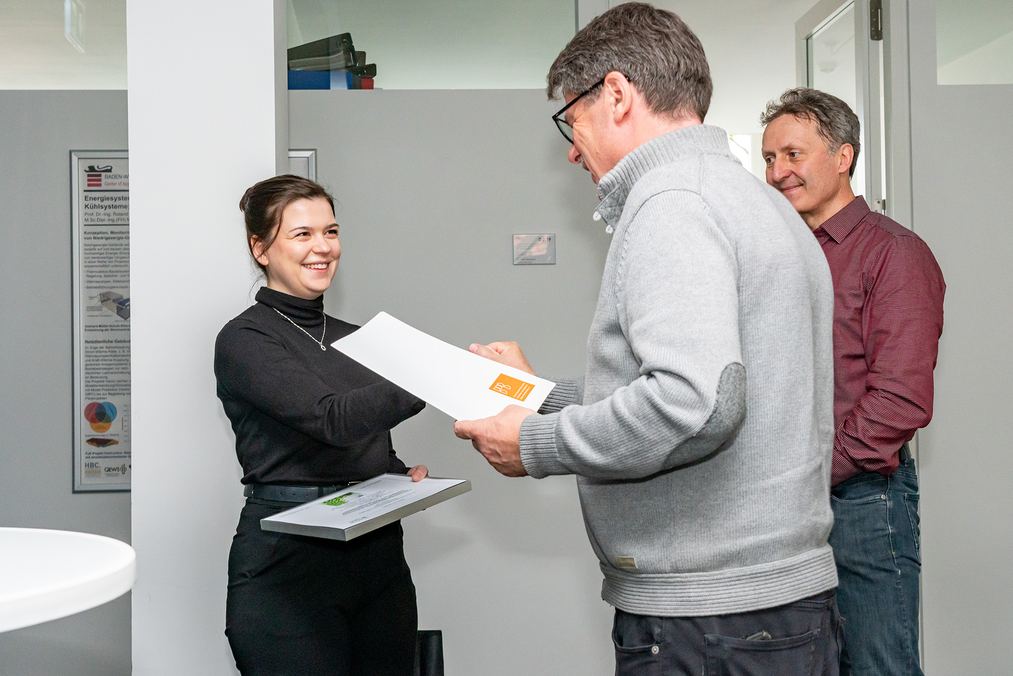 Preisträgerin Lena Lisowki erhält Urkunde von ihrem Thesis-Betreuer