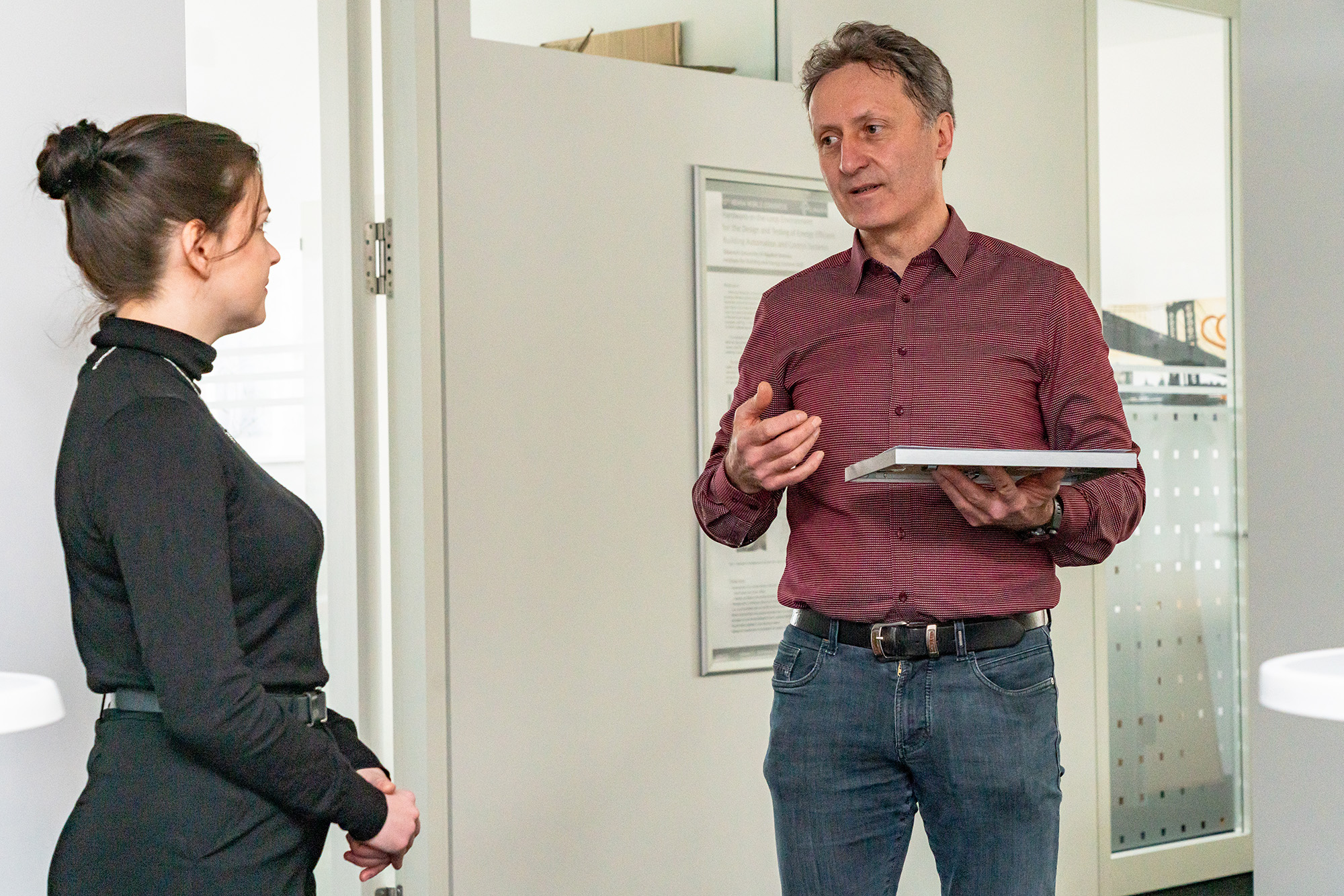 Lena Lisowski mit Unternehmensvertreter Boehringer Ingelheim