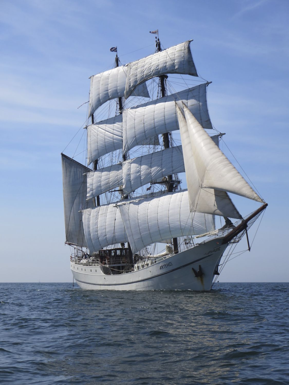 Das Schiff "Artemis" auf dem offenen Meer