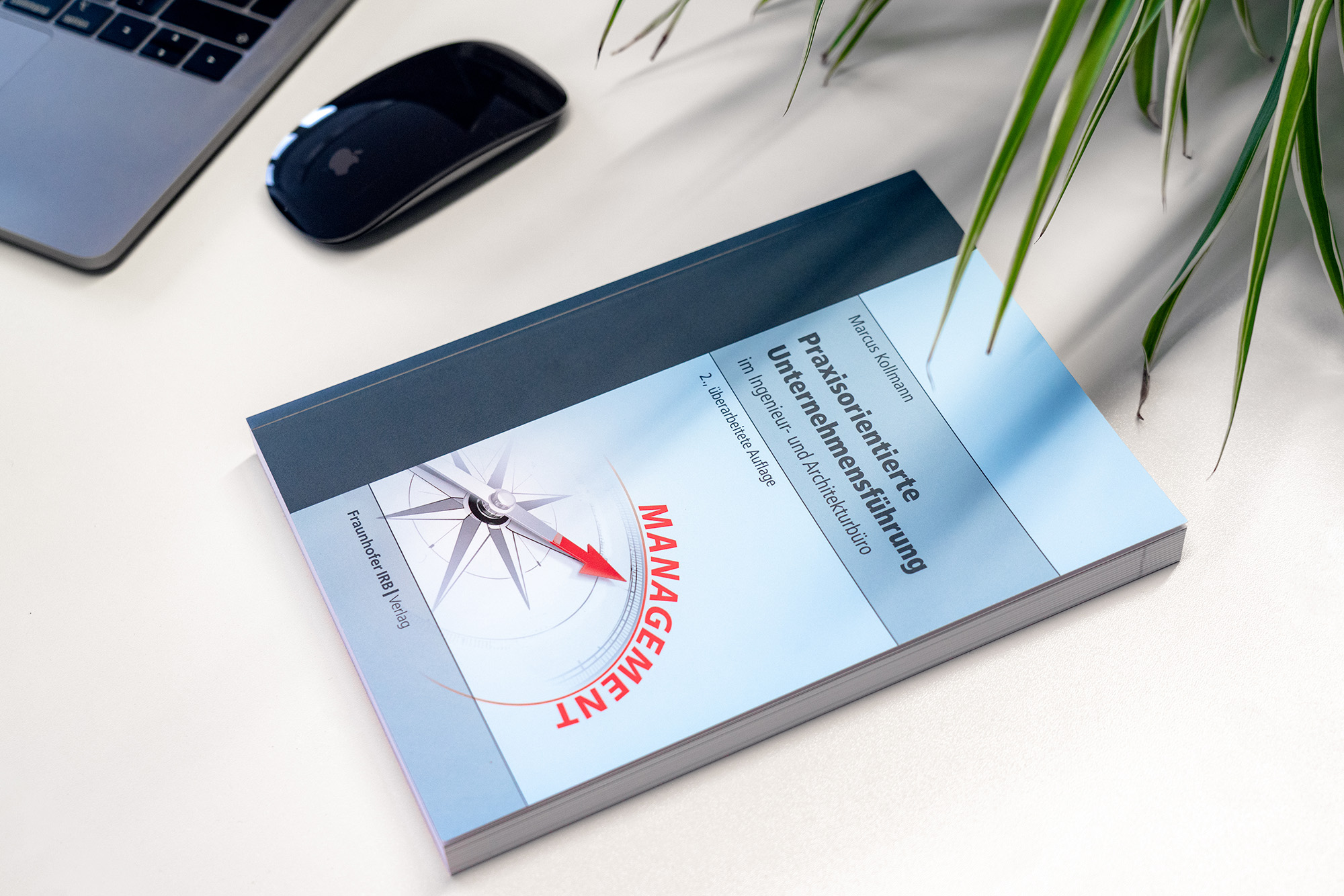 Das Buch "Praxisorientierte Unternehmensführung im Ingenieur- und Architekturbüro" liegt auf einem Schreibtisch