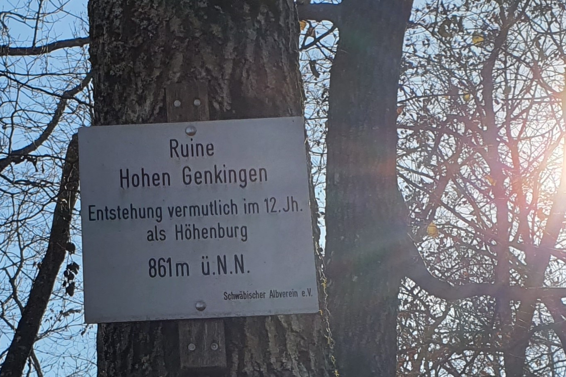 Hinweisschild zur Burgruine Hohengenkingen mit Daten