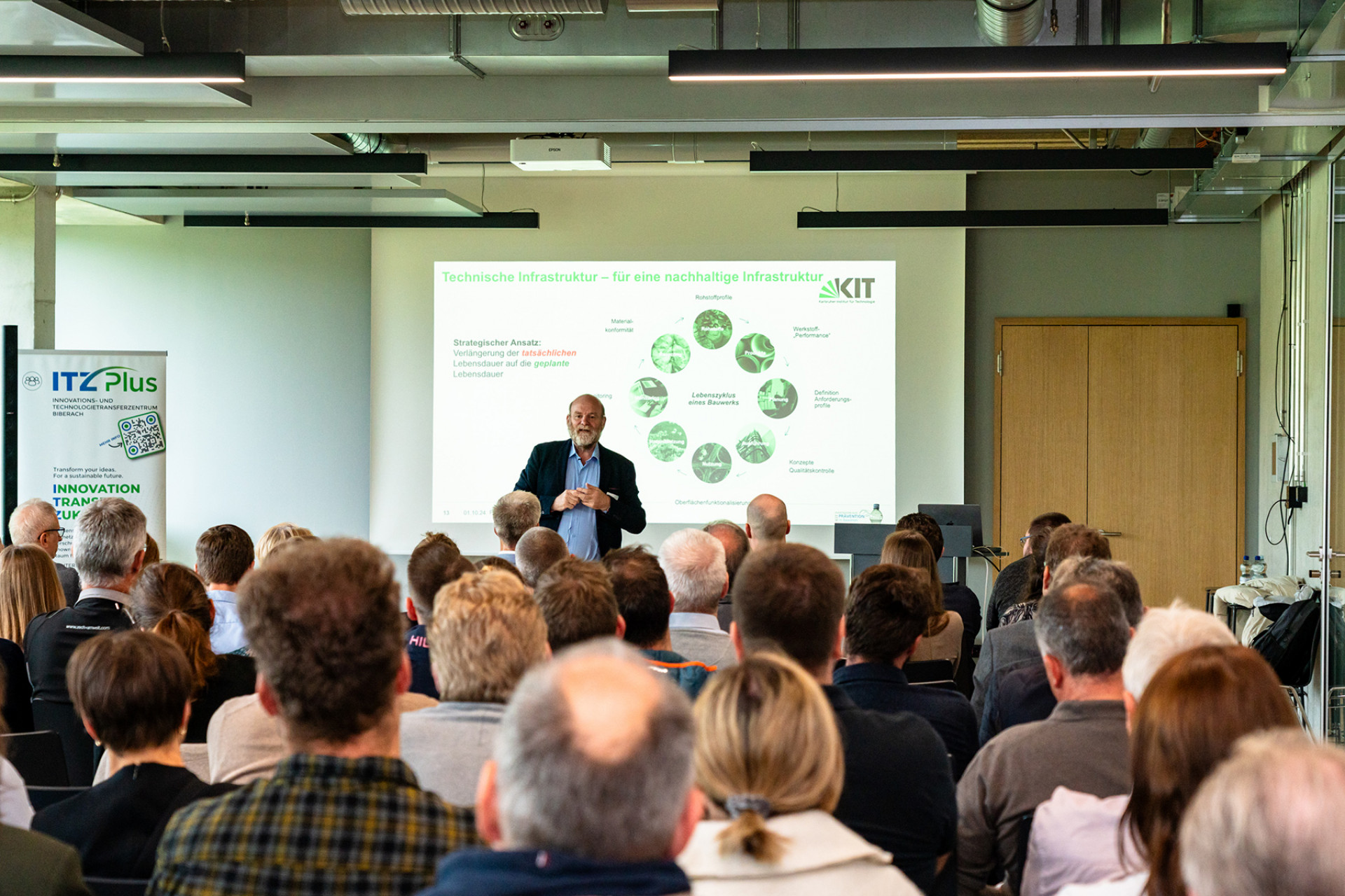 Prof. Andreas Gerdes, Leiter des KIT Innovation HUB vor Publikum